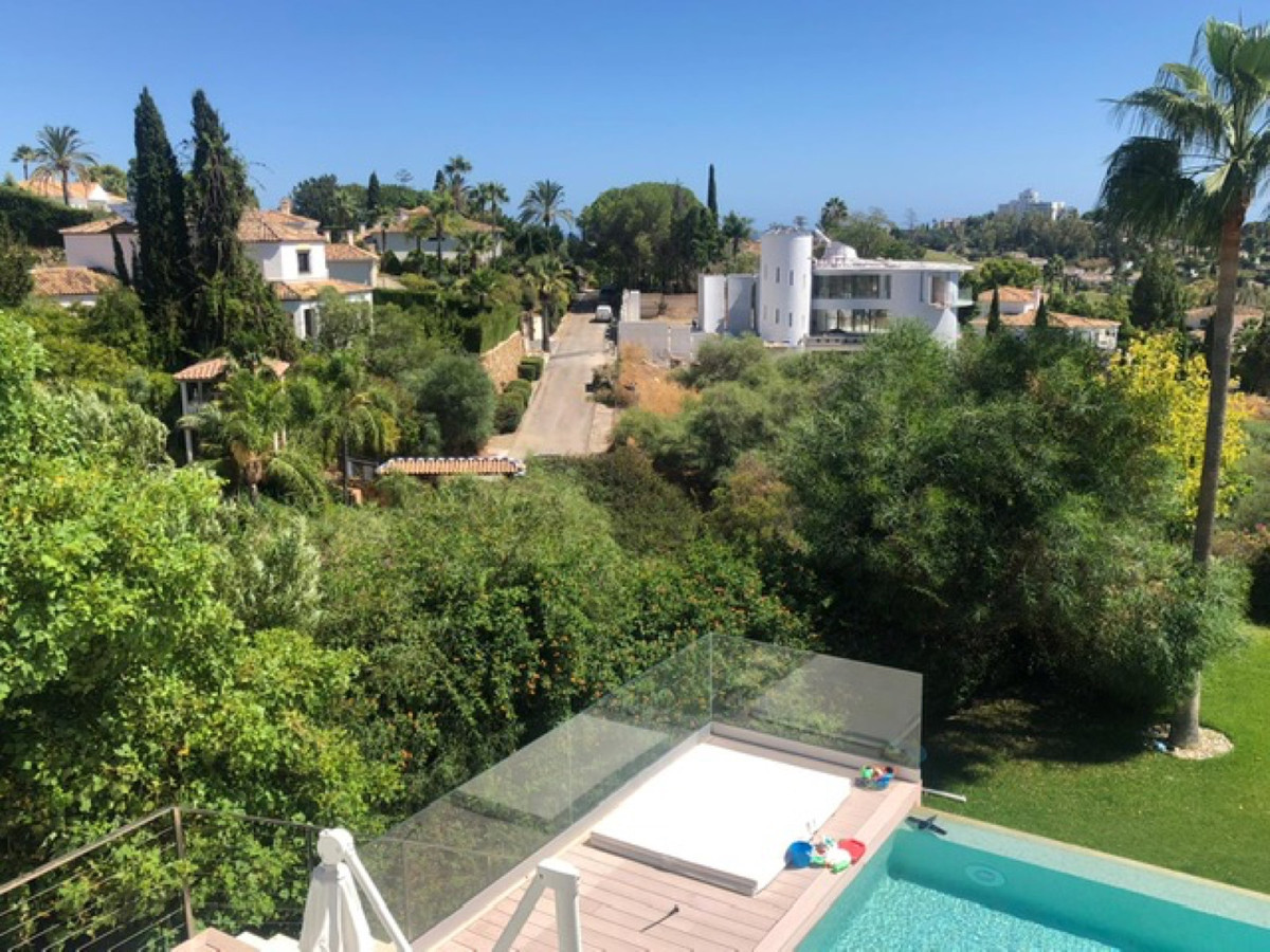 Very bright spectacular contemporary villa enjoying a large mature garden and lovely sea views  very well situated at El Paraiso Alto