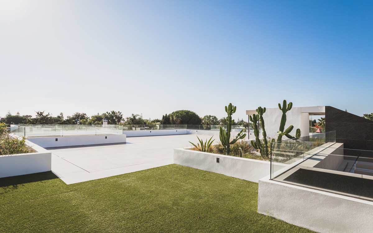 Contemporary, south-facing, villa located a few meters from the beach in Casasola