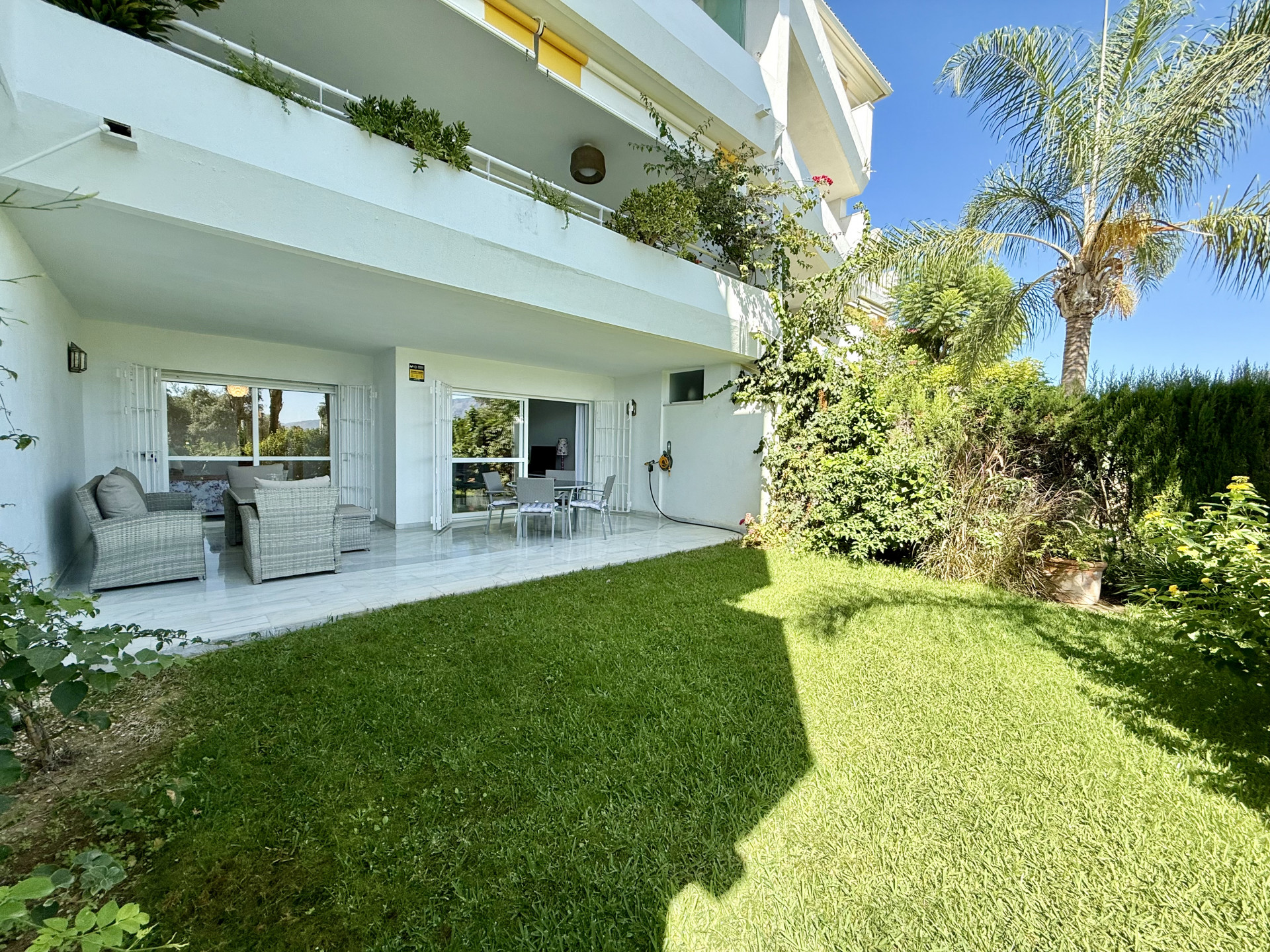 Ground floor apartment with private garden- front line golf in Guadalmina Baja.