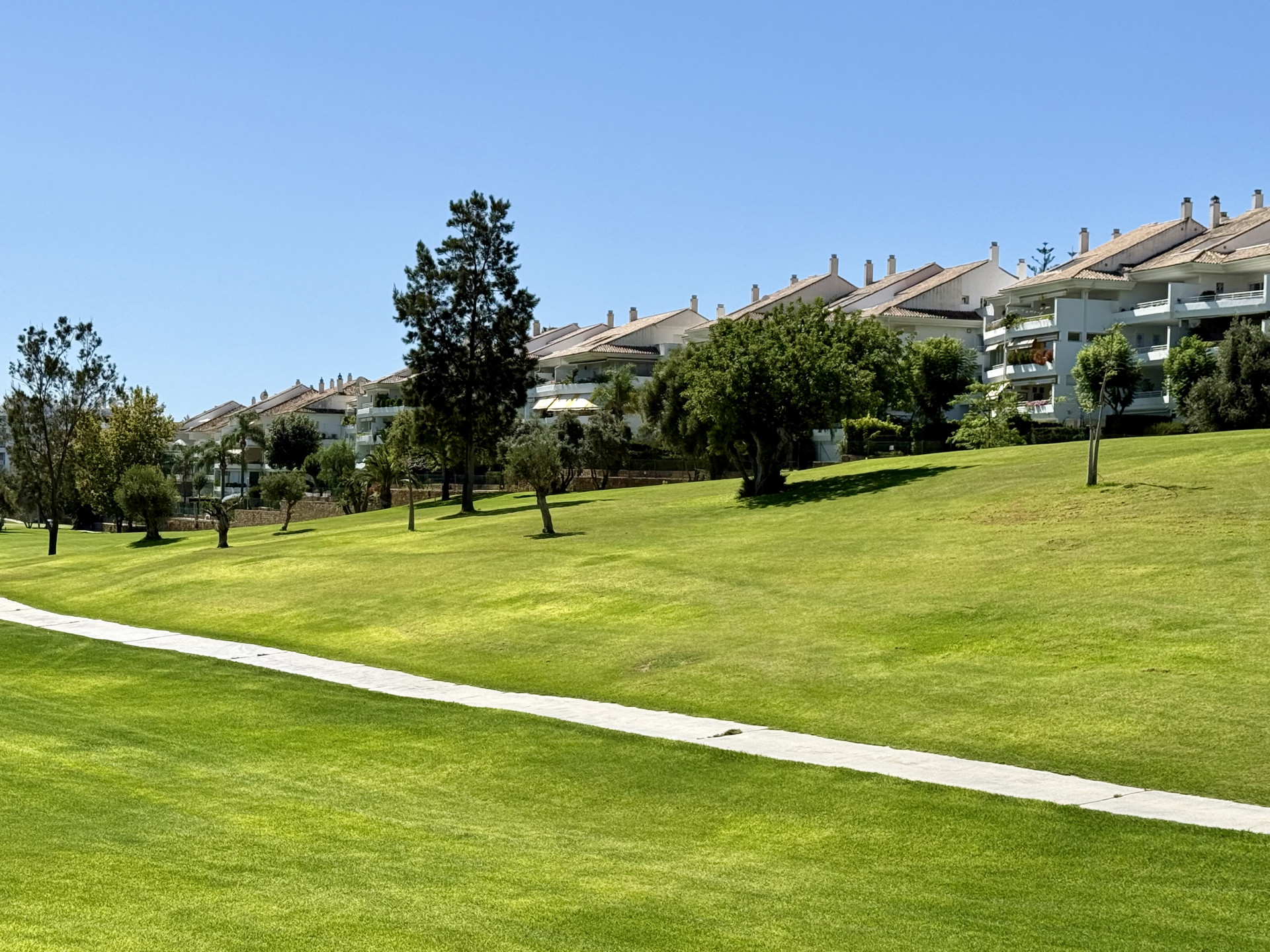 Ground floor apartment with private garden- front line golf in Guadalmina Baja.