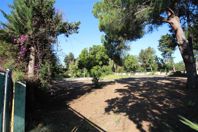 Fantastic plot, completely gated and located a few meters from the beach in Guadalmina Baja