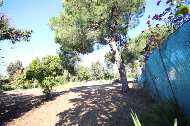 Fantastic plot, completely gated and located a few meters from the beach in Guadalmina Baja