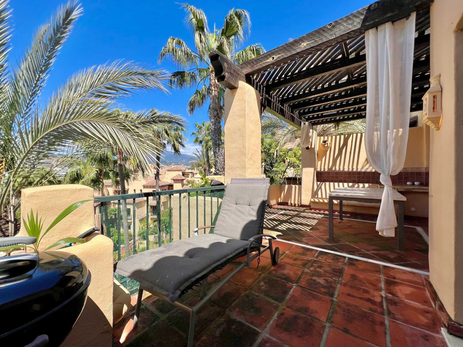 Beautiful top floor apartment with a great, partly covered, terrace in El Campanario