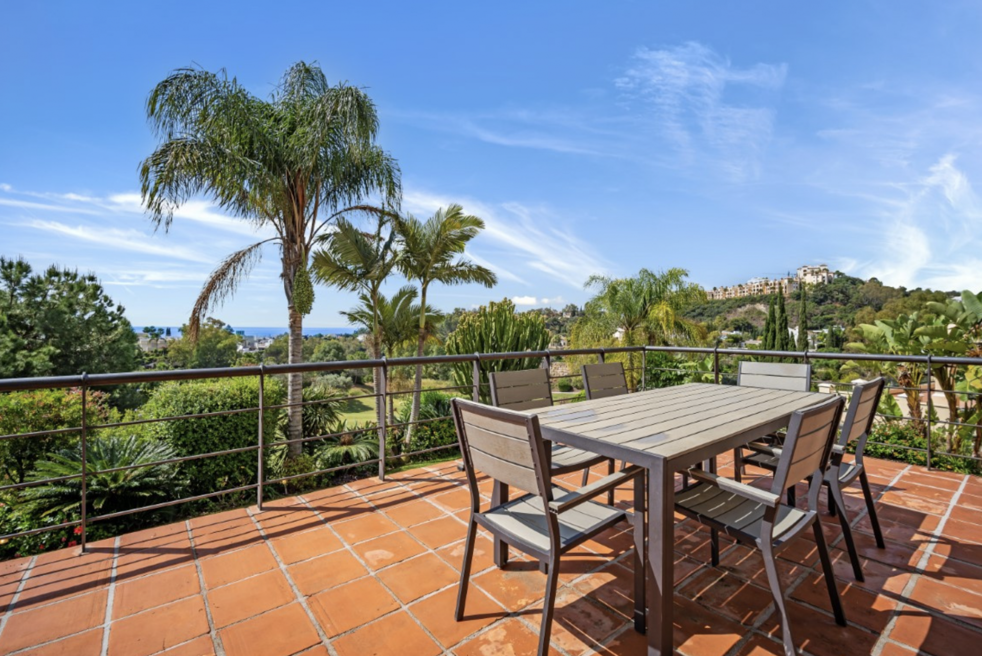 Fantástica villa de cinco dormitorios, orientada al sur con preciosas vistas al mar y al campo de golf en La Quinta