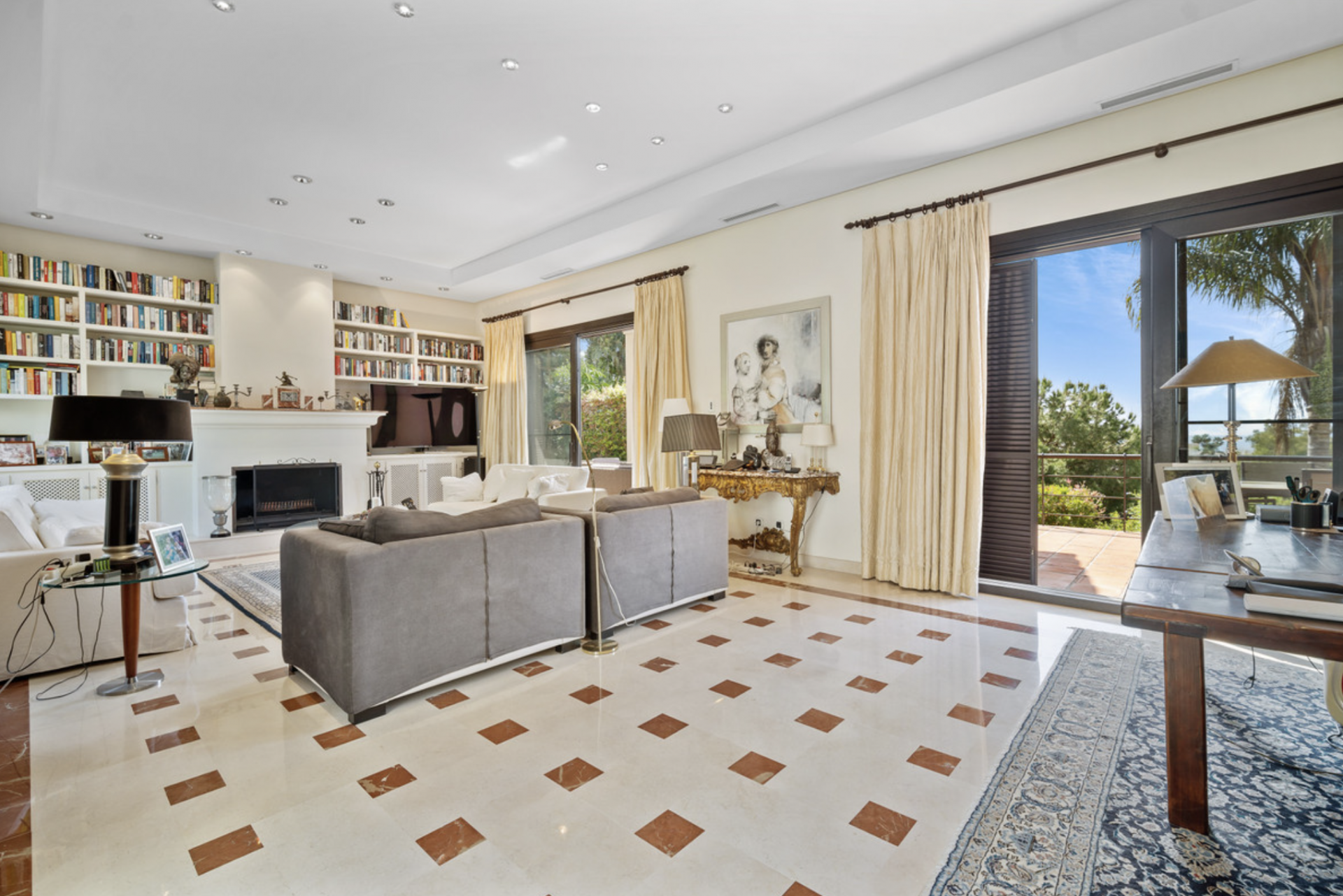Fantástica villa de cinco dormitorios, orientada al sur con preciosas vistas al mar y al campo de golf en La Quinta