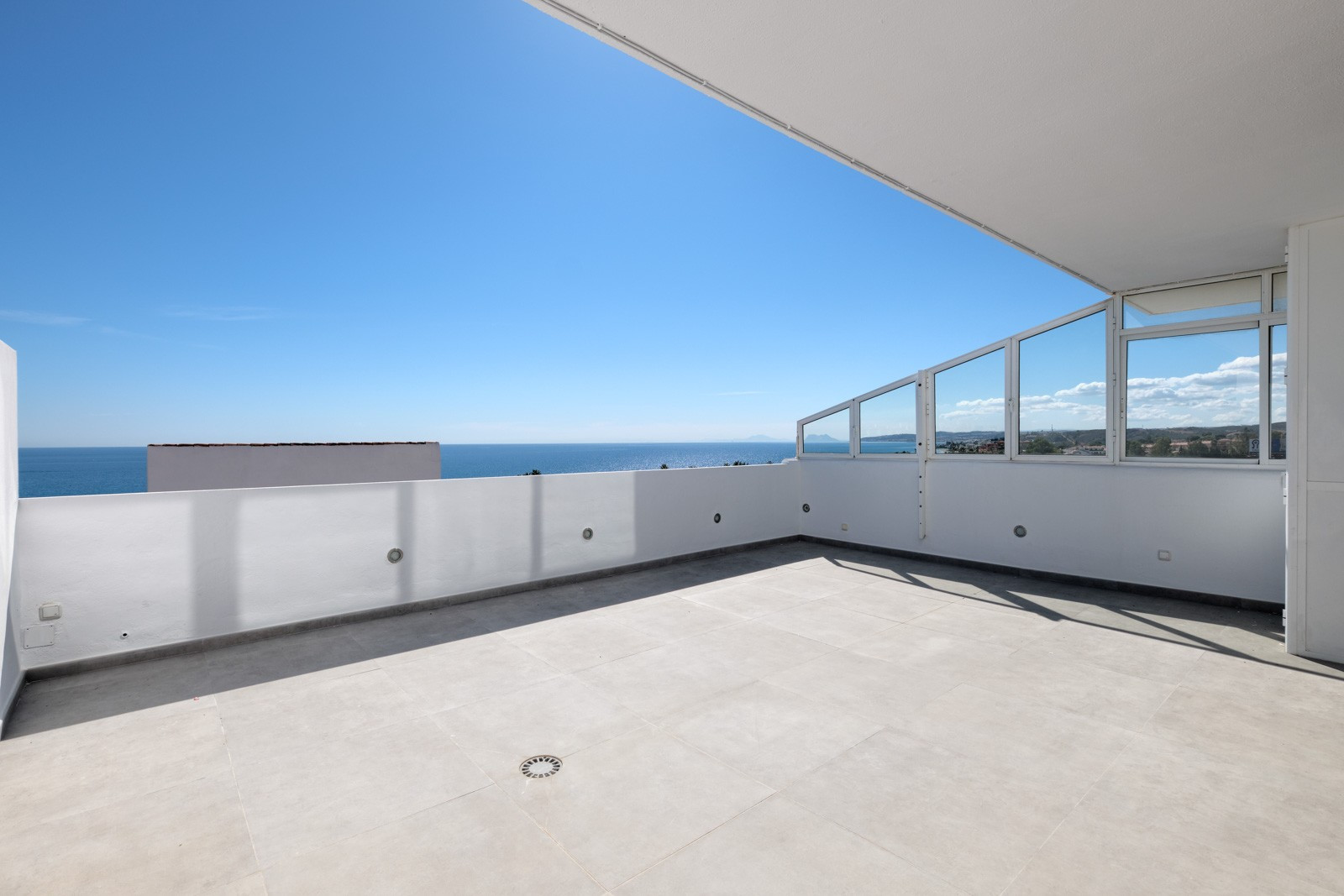 Ático dúplex entièrement rénové en bord de mer avec vue panoramique sur la mer.