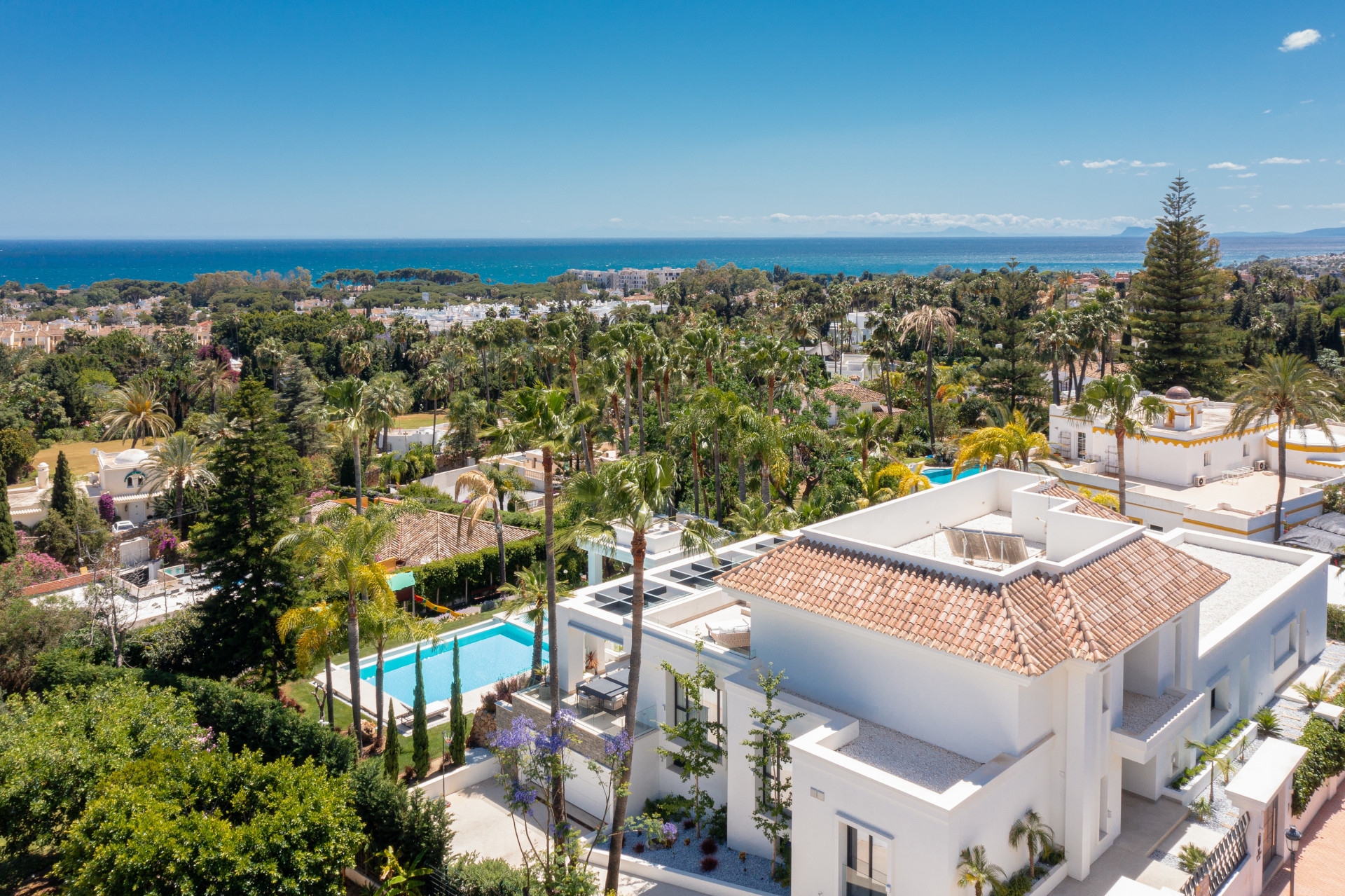 VILLA WITH PANORAMIC SEA VIEWS! Magnificent brand new villa with the most impressive sea views in the exclusive area of El Paraiso near commercial premises. Ready to move in, is the best villa in the area at this price segment