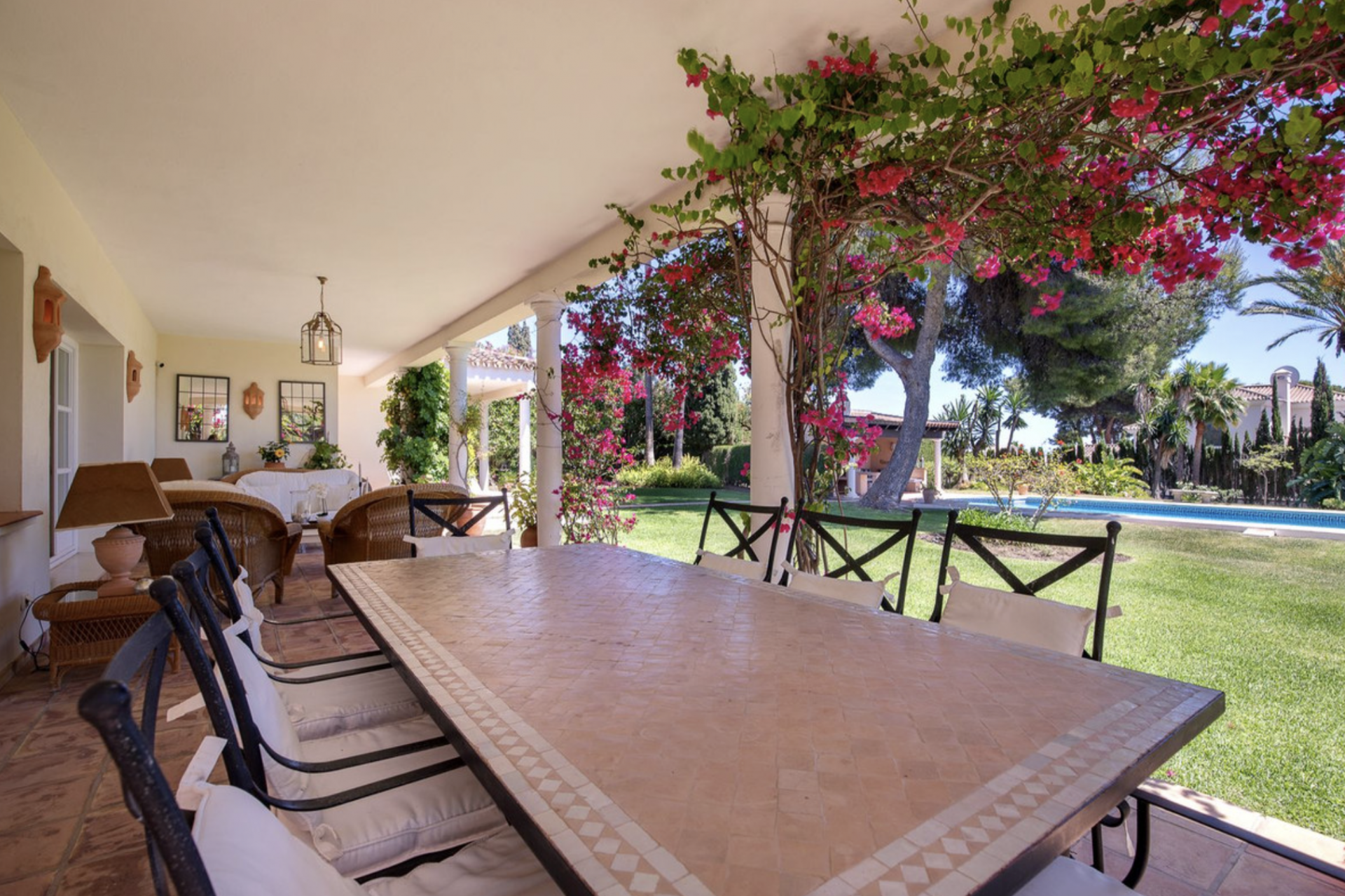 Lovely Andalusian-style villa set on a large flat plot located in Paraiso Medio