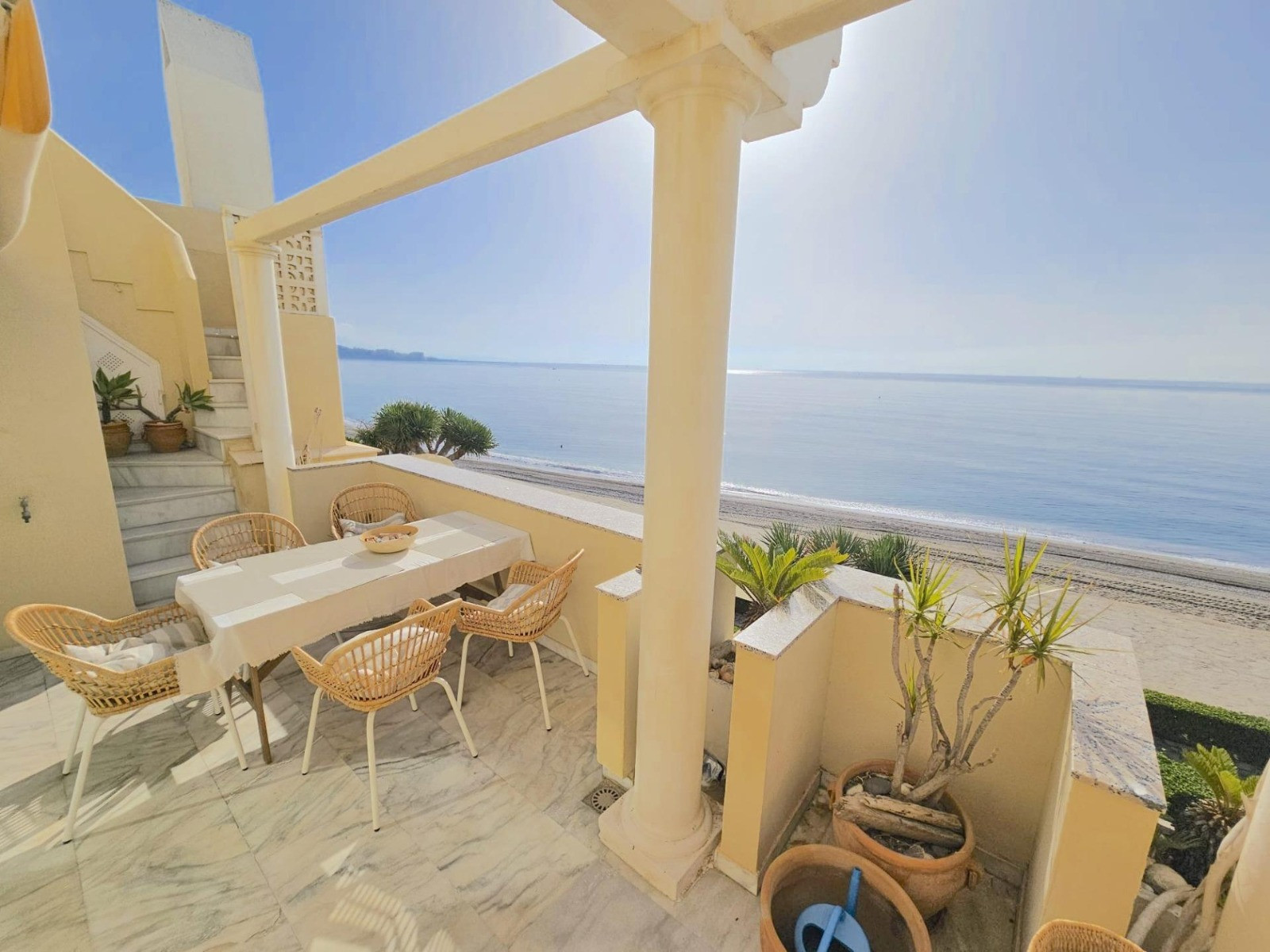 Fantastic beachfront penthouse with stunning sea views, just minutes from Estepona