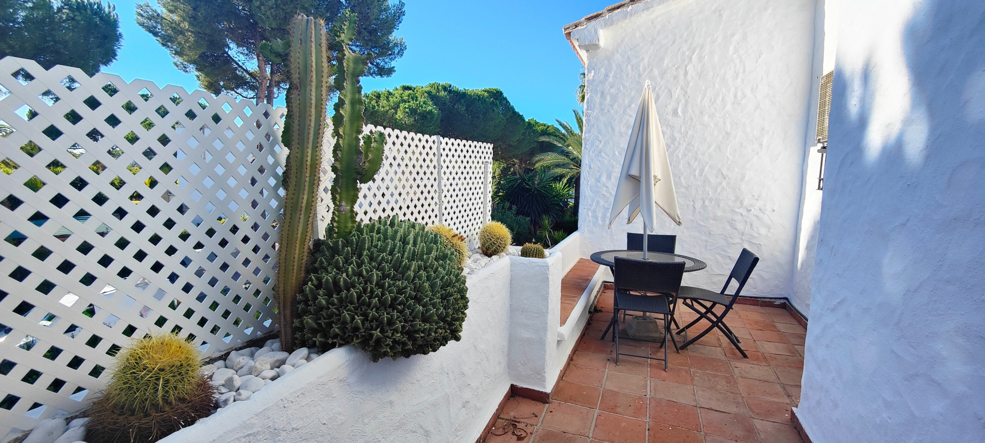 Completely renovated townhouse with private garden in Los Naranjos