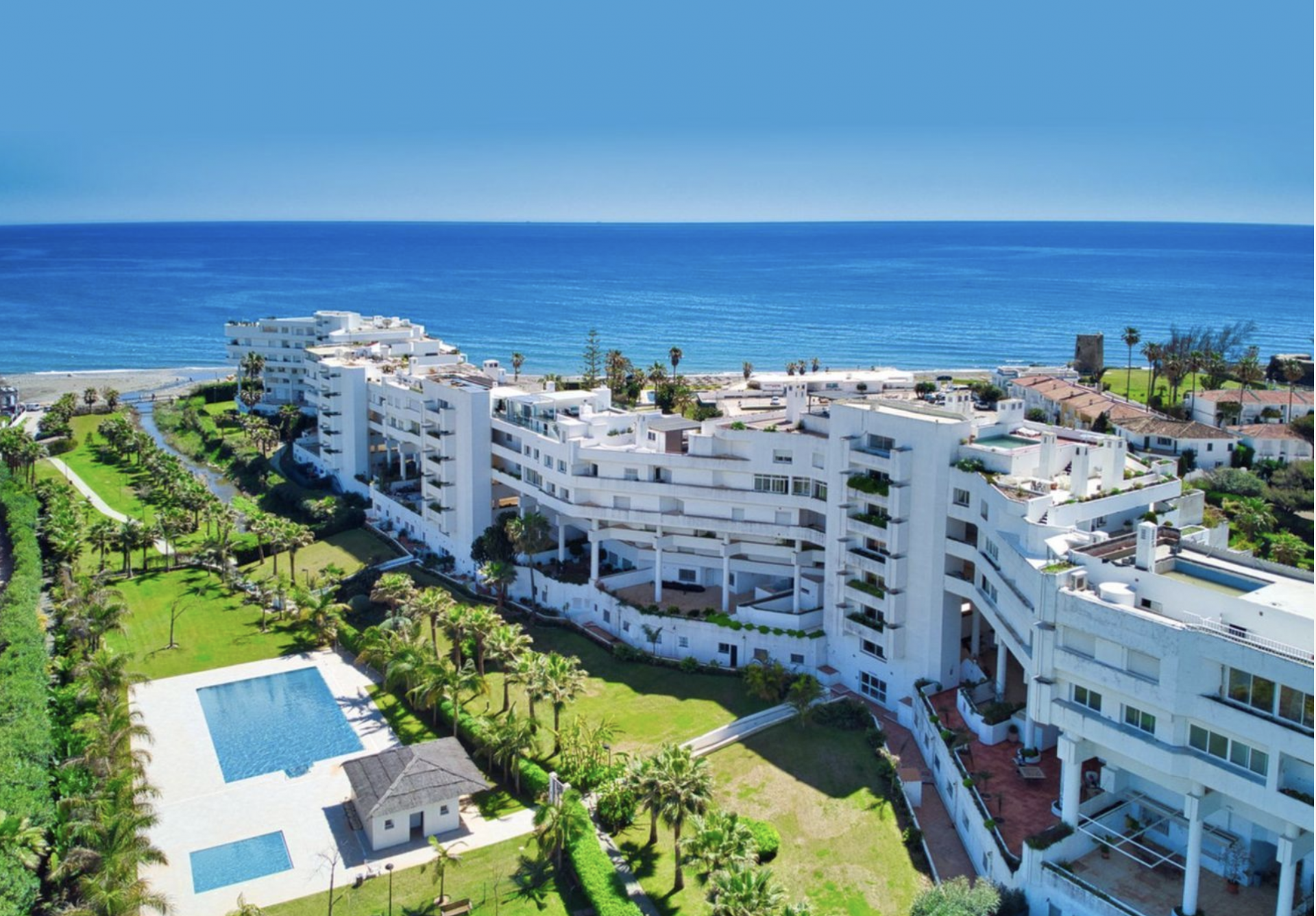 Elegant Beachside Apartment in Parque del Sol