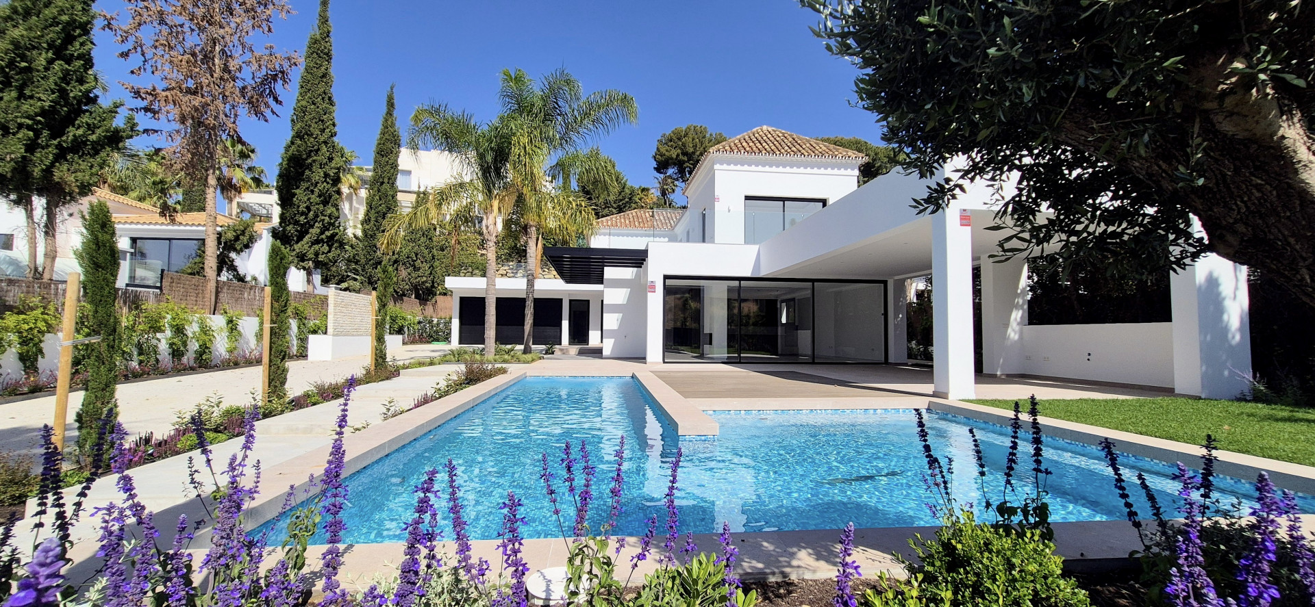 Beautiful newly built property located in Paraiso Alto, a privileged area surrounded by the best golf courses in Costa del Sol
