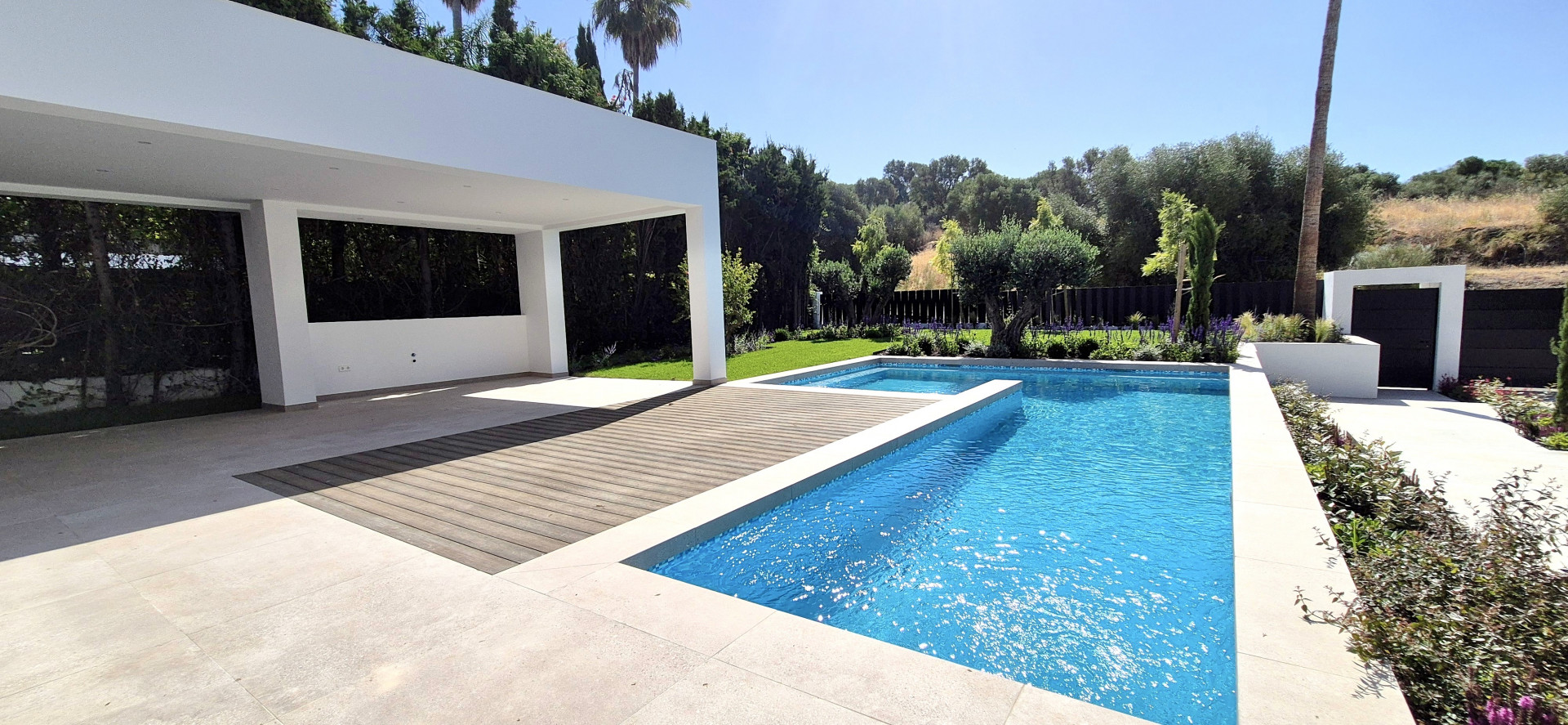 Beautiful newly built property located in Paraiso Alto, a privileged area surrounded by the best golf courses in Costa del Sol