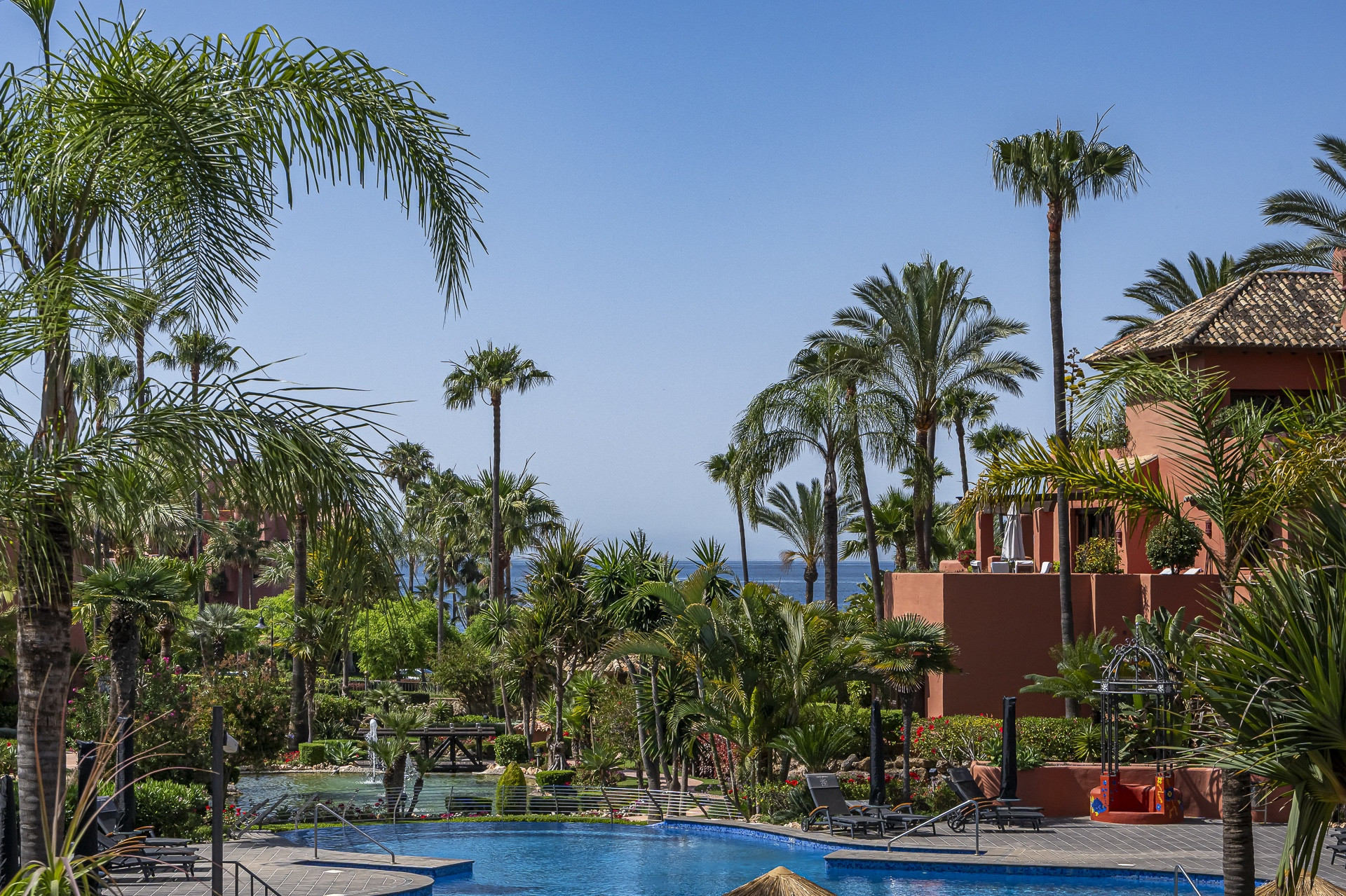 Fully renovated groundfloor apartment set in Torre Bermeja, a front line beach luxury complex