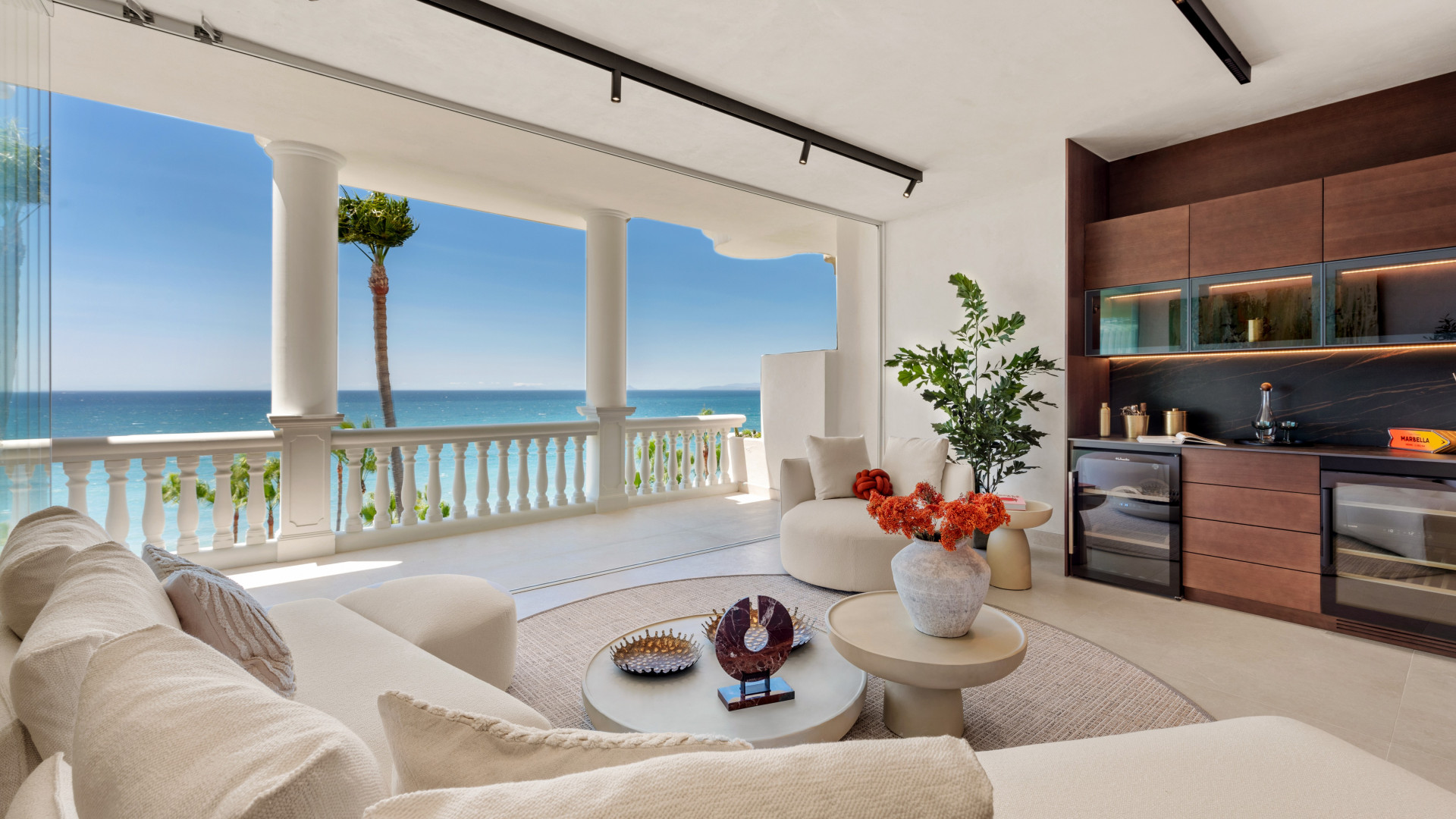 Lujoso apartamento de 3 dormitorios y 3 baños en primera línea de playa, totalmente reformado con fantásticas vistas panorámicas al mar