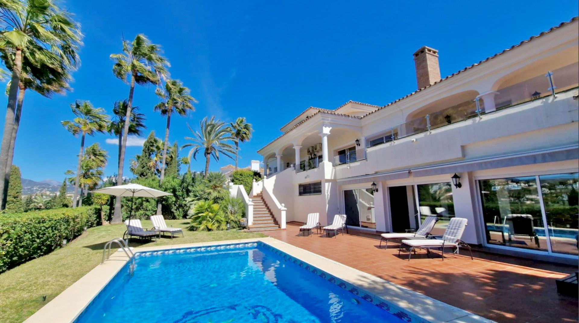 Magnificent three-level villa with panoramic golf and sea views in El Paraiso
