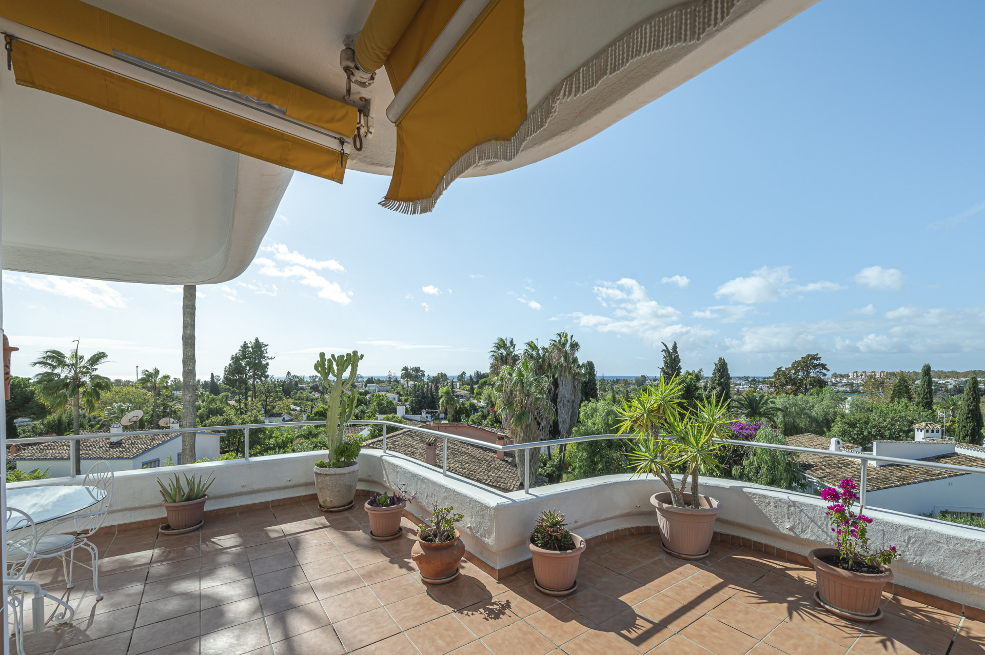 Charming, sun-drenched, apartment with stunning views of the sea and golf course in Guadalmina Alta
