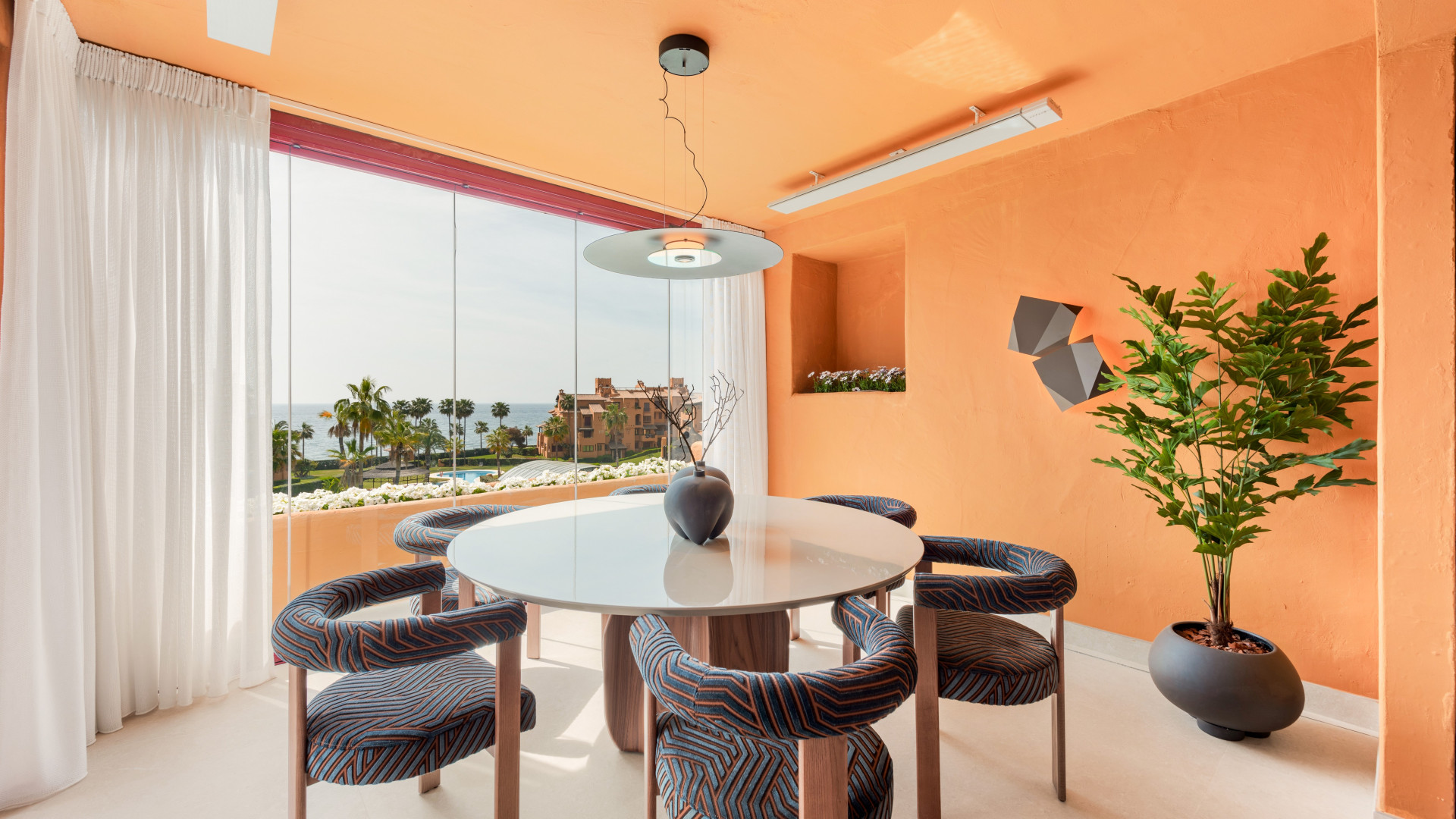 Apartamento de 3 dormitorios completamente reformado con impresionantes vistas abiertas al mar y jardines en un exclusivo complejo frente a la playa