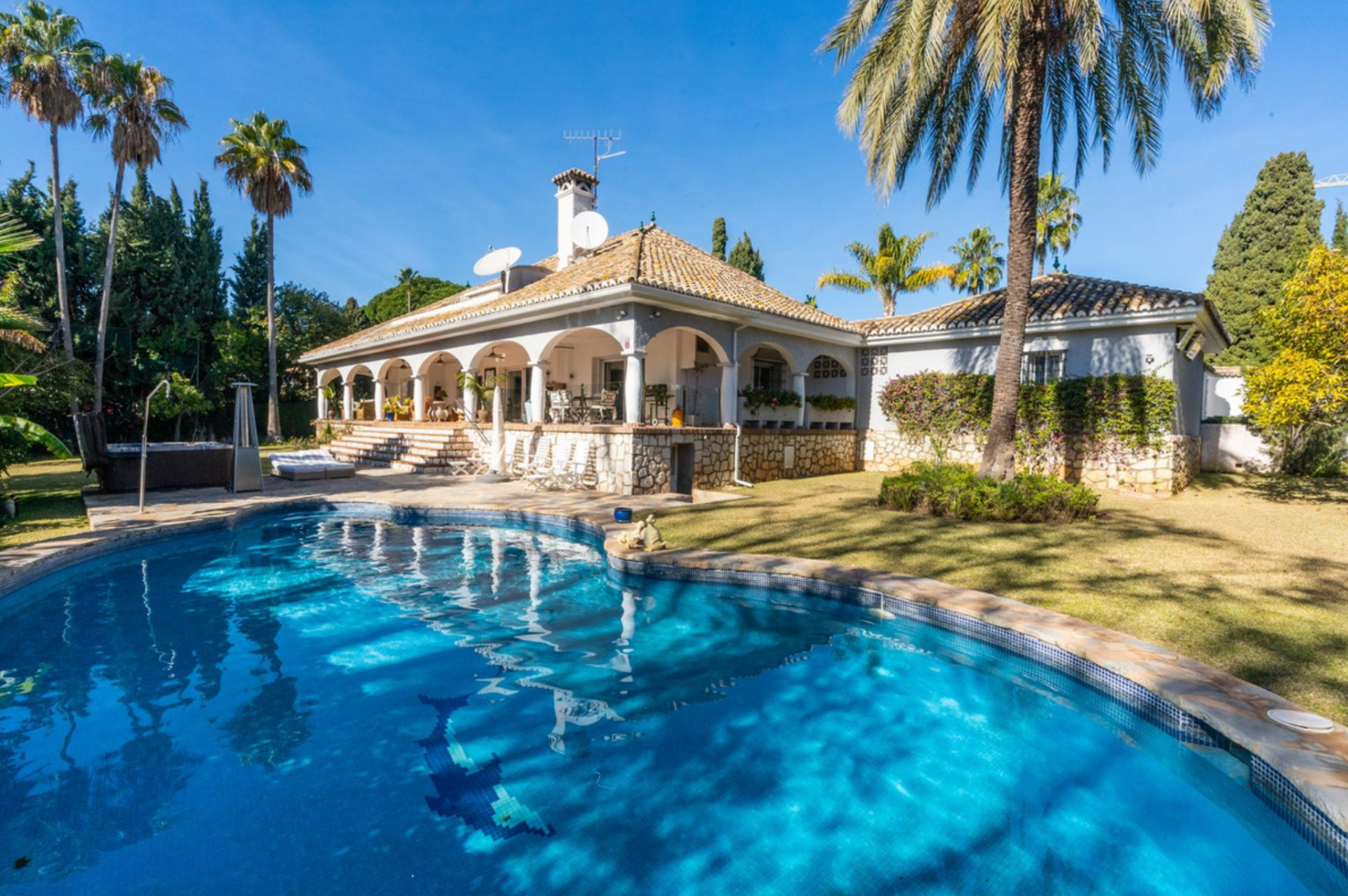 Spacious south-facing villa set on a large plot with direct access to the Guadalmina golf course