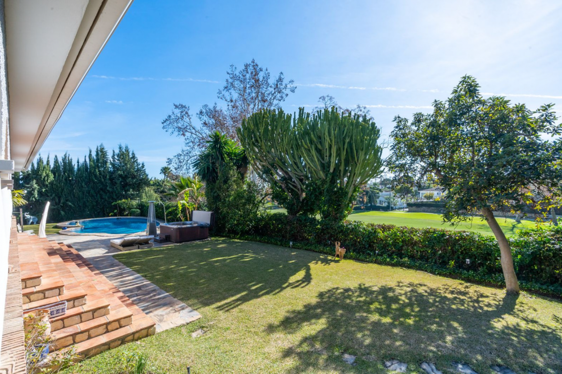 Amplia villa orientada al sur situada en una gran parcela con acceso directo al campo de golf de Guadalmina