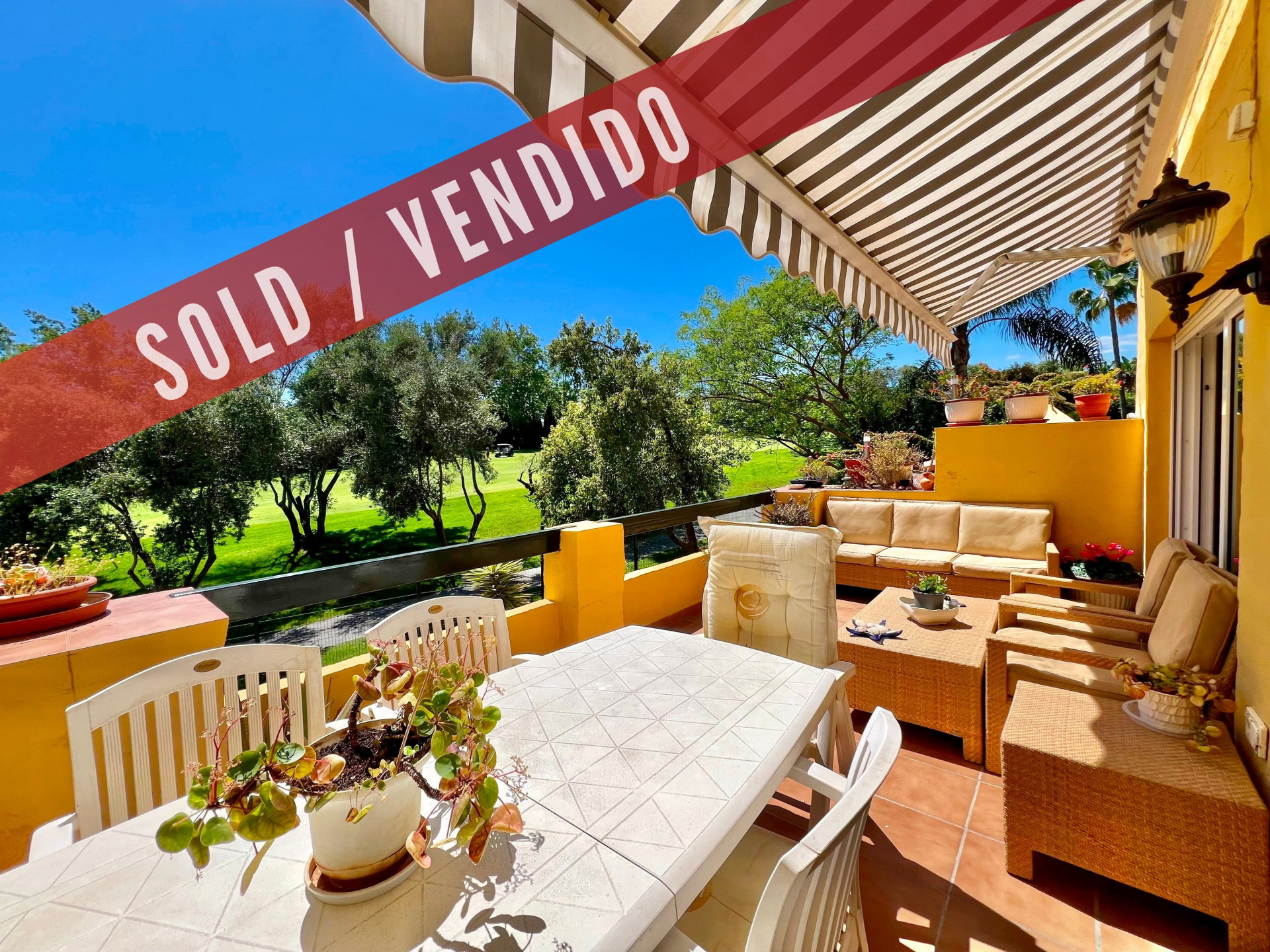 Encantador apartamento dúplex con dos terrazas y vistas al golf en Guadalmina Alta