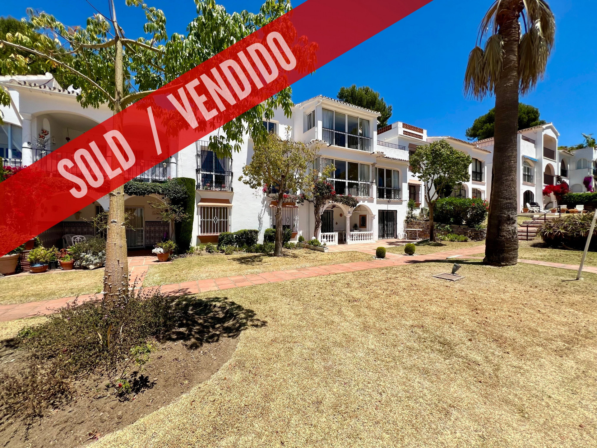 ¡PRECIO REDUCIDO PARA UNA VENTA RÁPIDA! ¡¡Oportunidad fantástica!! Acogedor apartamento dúplex con un amplio solárium en un complejo privado con jardines maduros en El Paraíso.