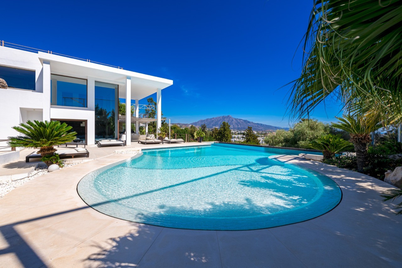 Stunning eight bedroom, frontline golf villa with breathtaking panoramic views in La Alqueria