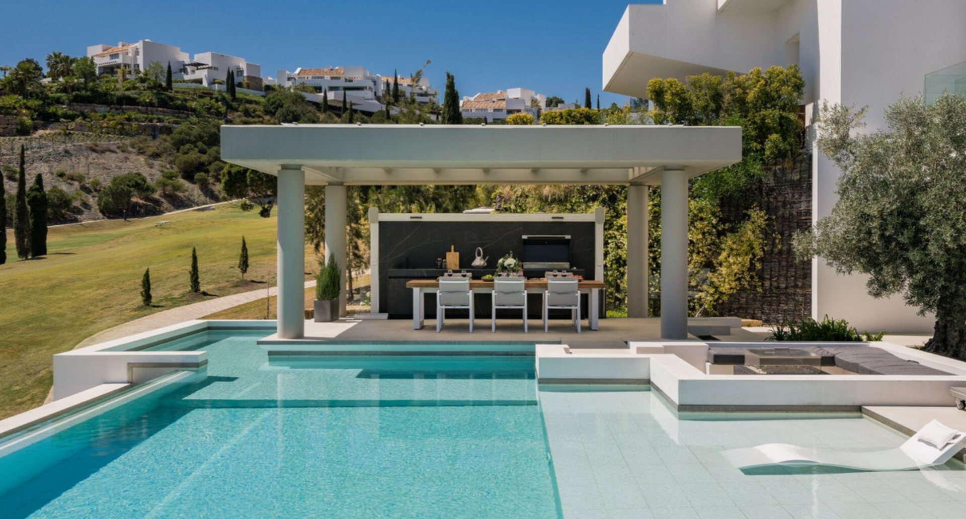 Villa de lujo de tres plantas y 5 dormitorios con increíbles vistas abiertas al mar dentro de Los Flamingos Golf Resort
