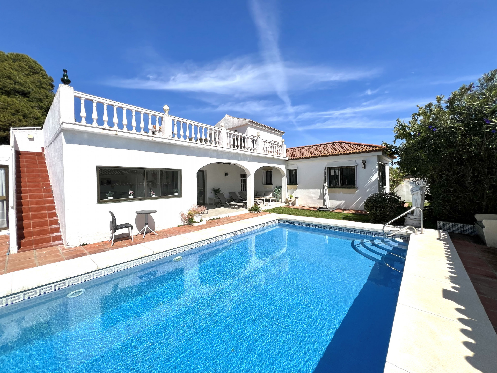 Very bright Andalusian style villa featuring a fantastic solarium with sea views in El Saladillo