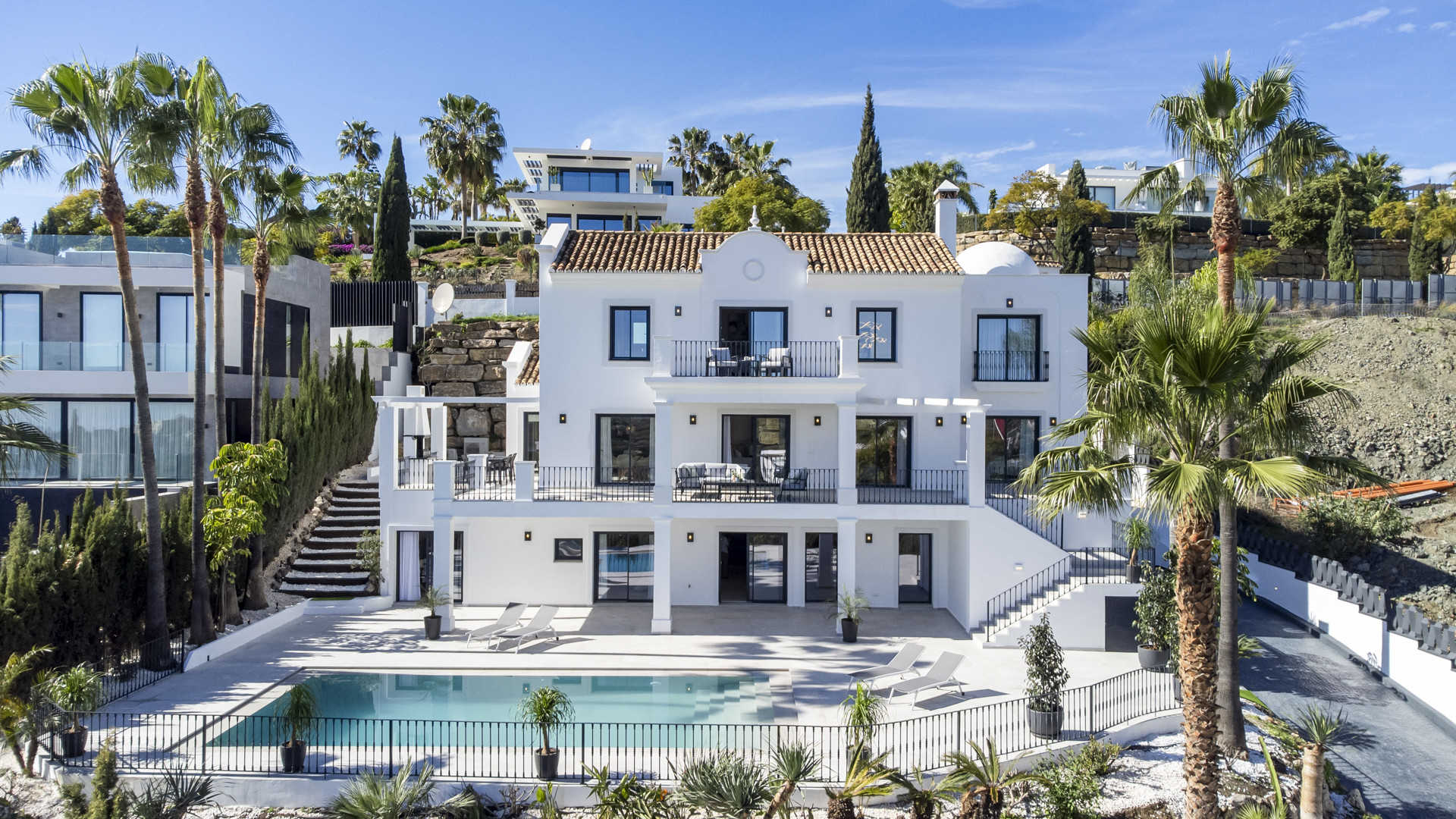 Fully renovated villa in Los Flamingos Golf Resort distributed on three levels and boasting panoramic sea views