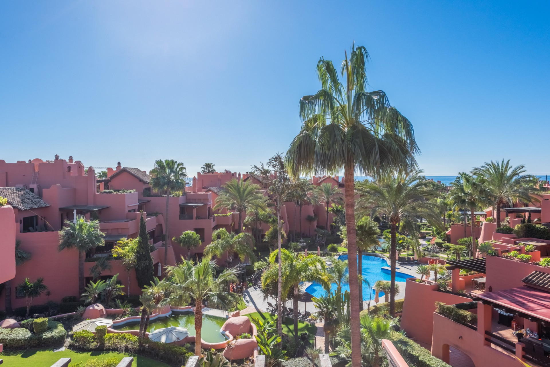 Magnificent duplex penthouse set in one of the most luxurious frontline beach complexes on the Costa del Sol