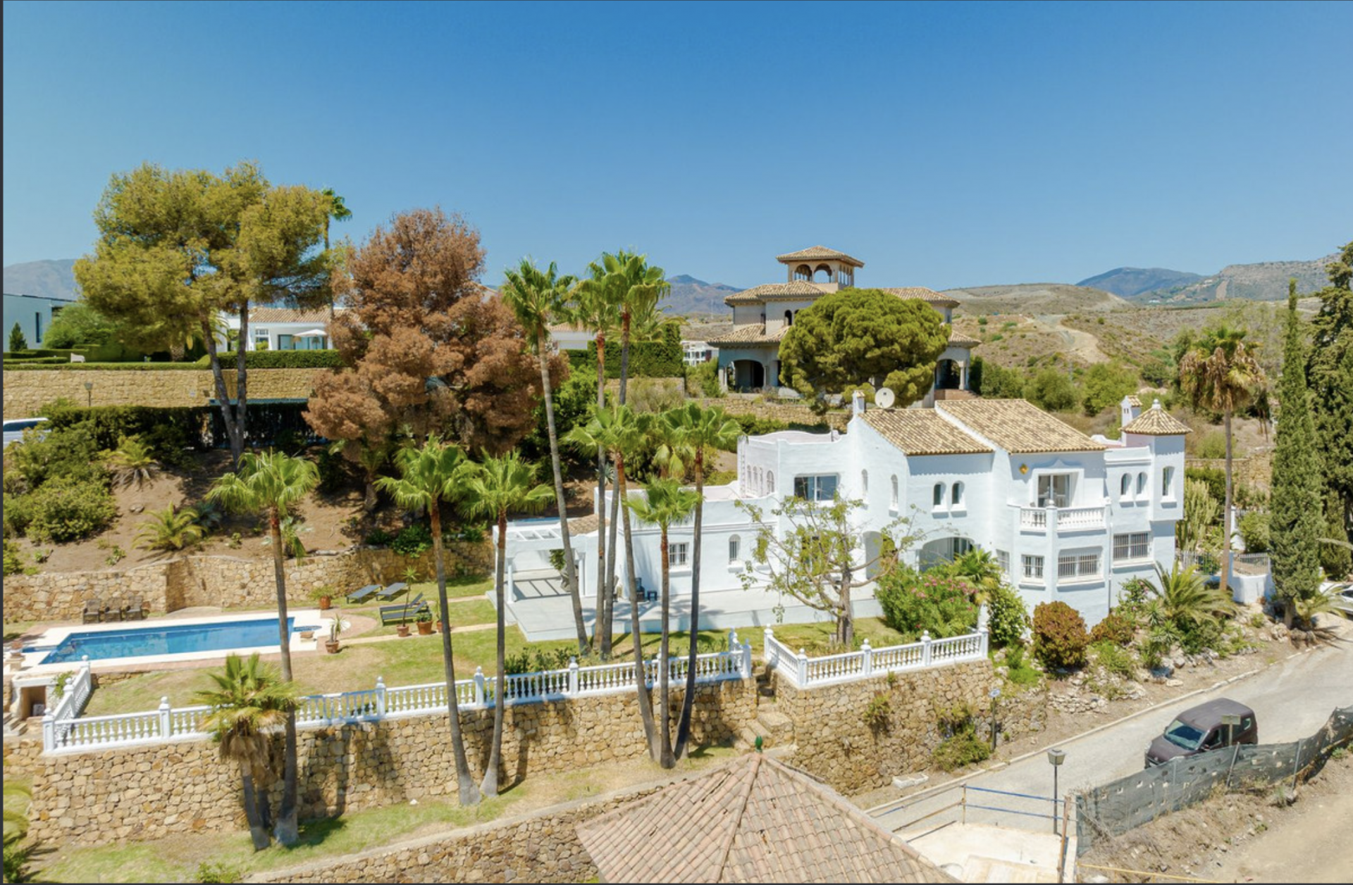 Villa de 4 chambres impeccablement rénovée, située dans le très recherché El Paraiso Alto.