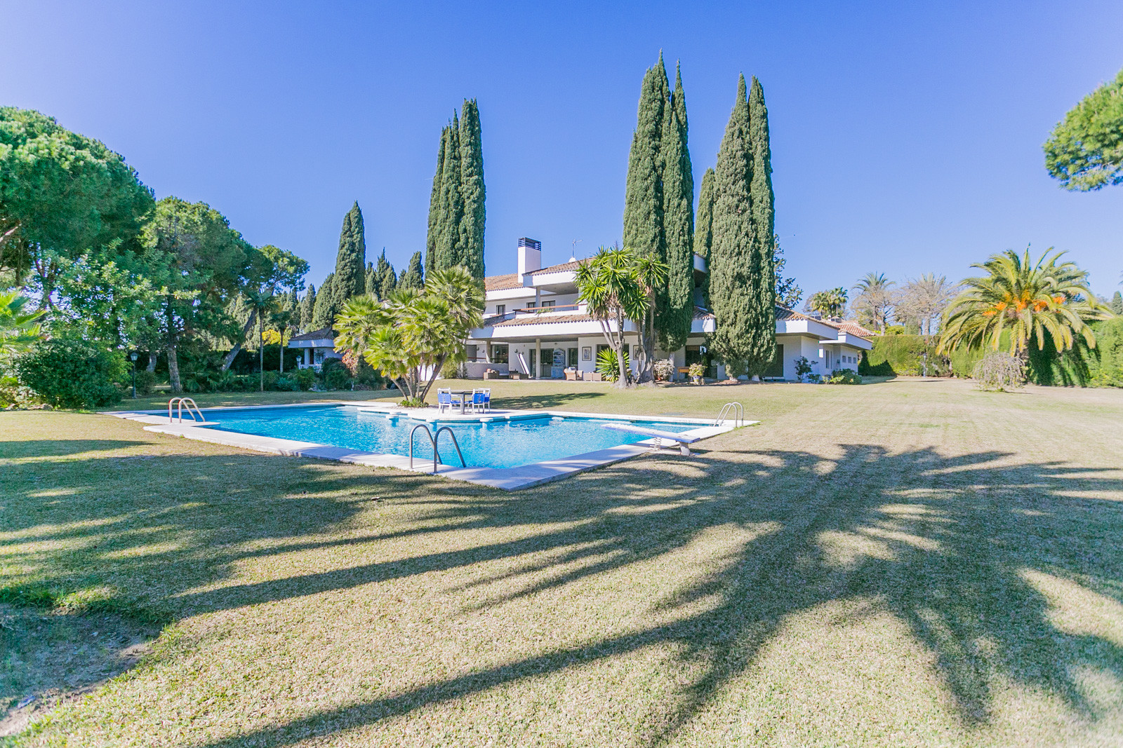 Impressive villa built on a 5.061 m2 plot in the prestigious Guadalmina Baja urbanization a few meters from the beach