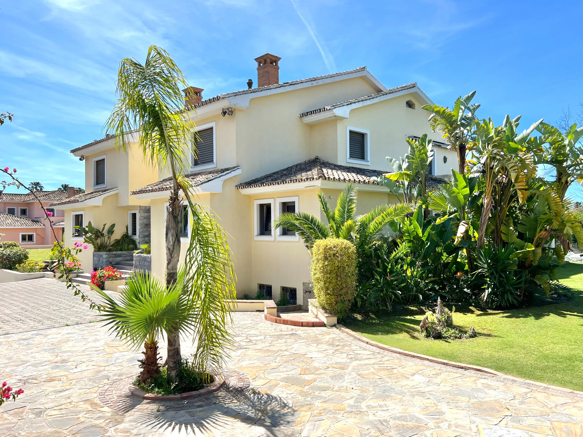 This villa in Guadalmina Baja is simply a great investment. Located in an exclusive and tranquil environment, it offers the luxury and comfort one would expect in a high-end residence on the Costa del Sol