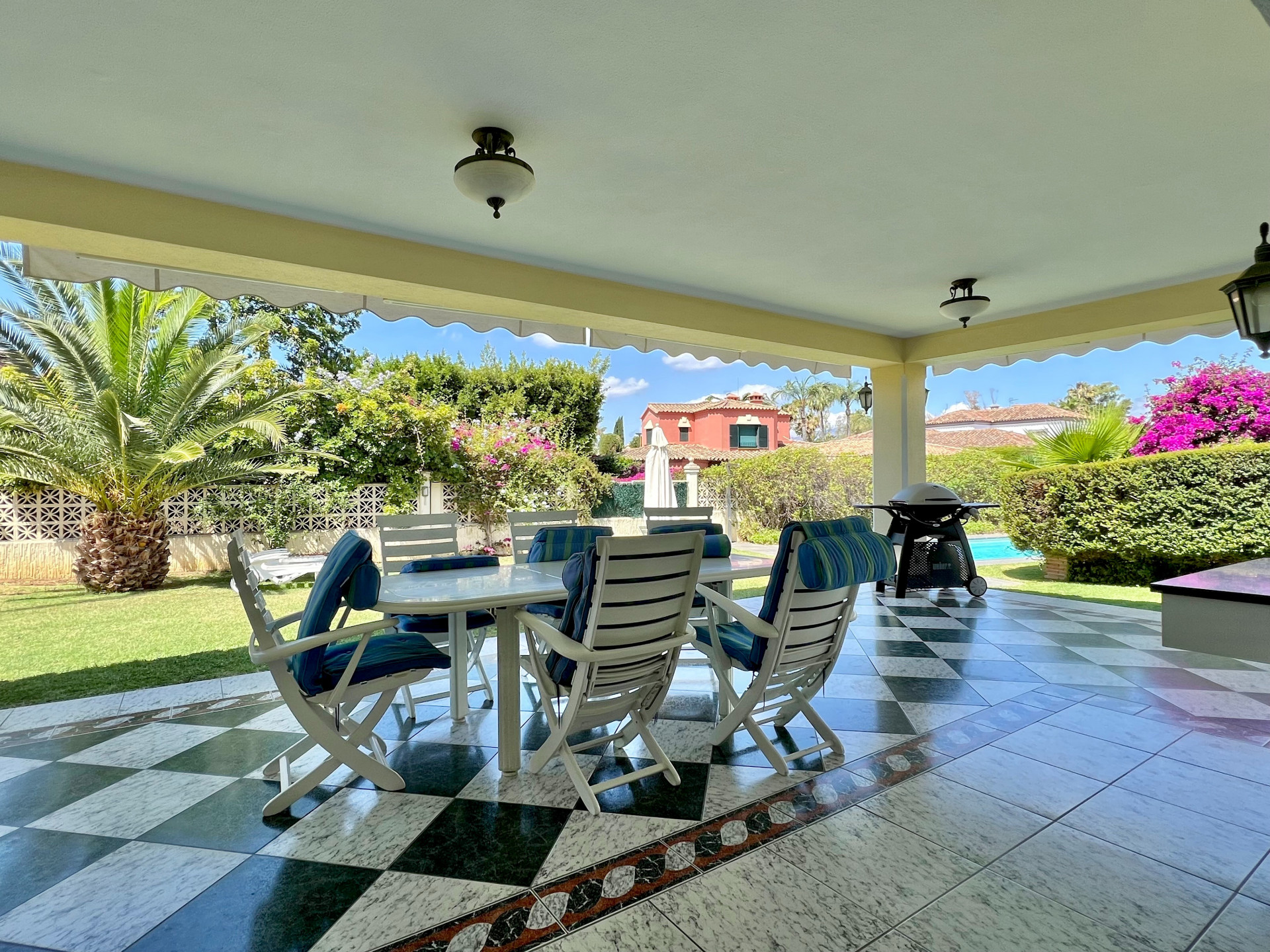 Esta villa en Guadalmina Baja es simplemente una gran inversión. Ubicada en un entorno exclusivo y tranquilo, ofrece el lujo y la comodidad que uno esperaría en una residencia de alto nivel en la Costa del Sol