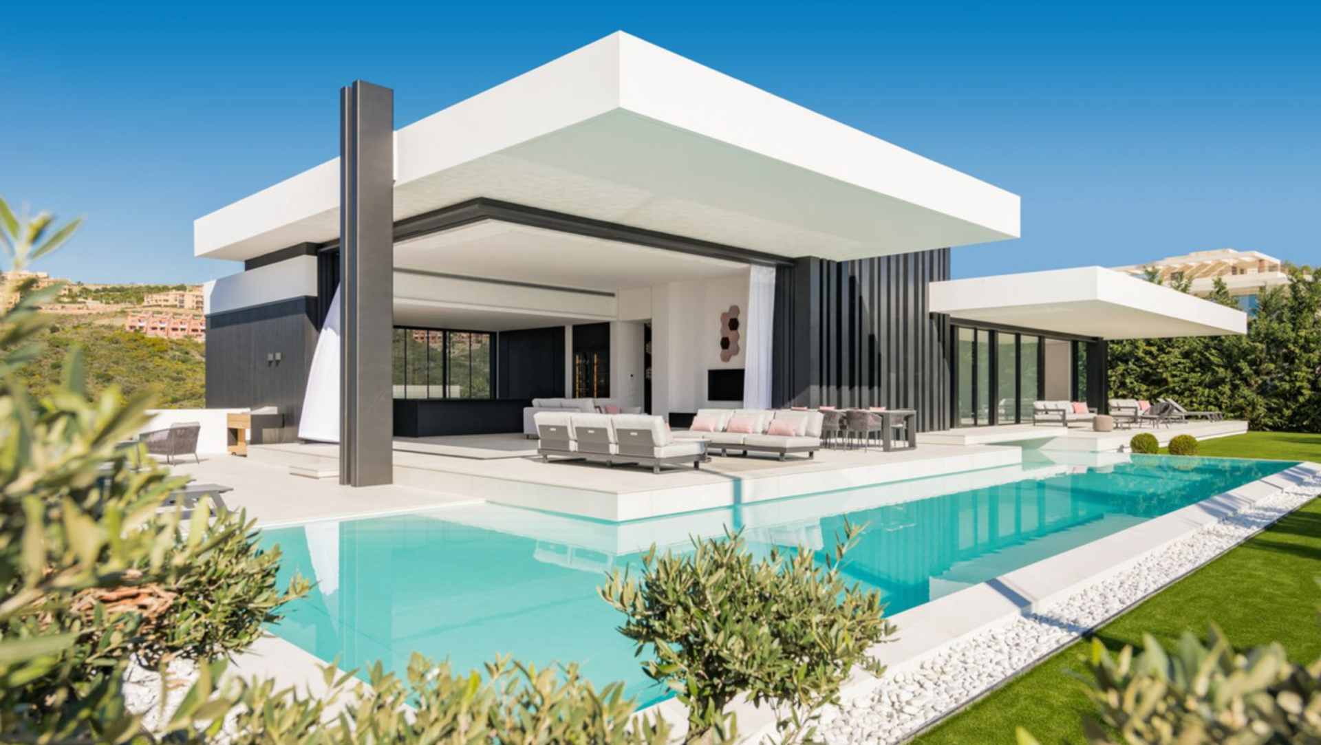 Awe-inspiring frontline golf property with stunning views in La Alqueria