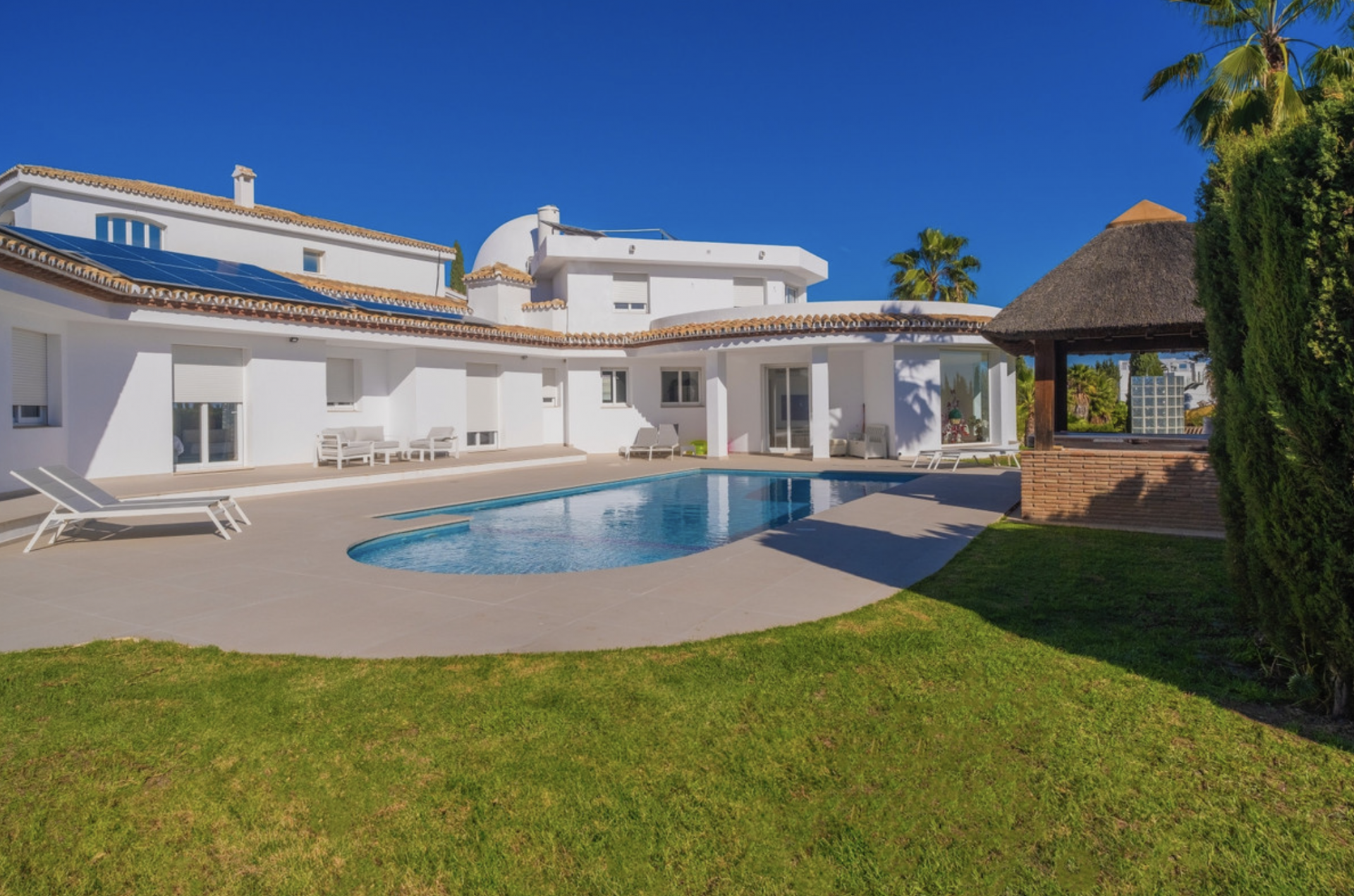 Spacious family villa that offers a luxurious and comfortable living experience with stunning panoramic sea views in El Pilar