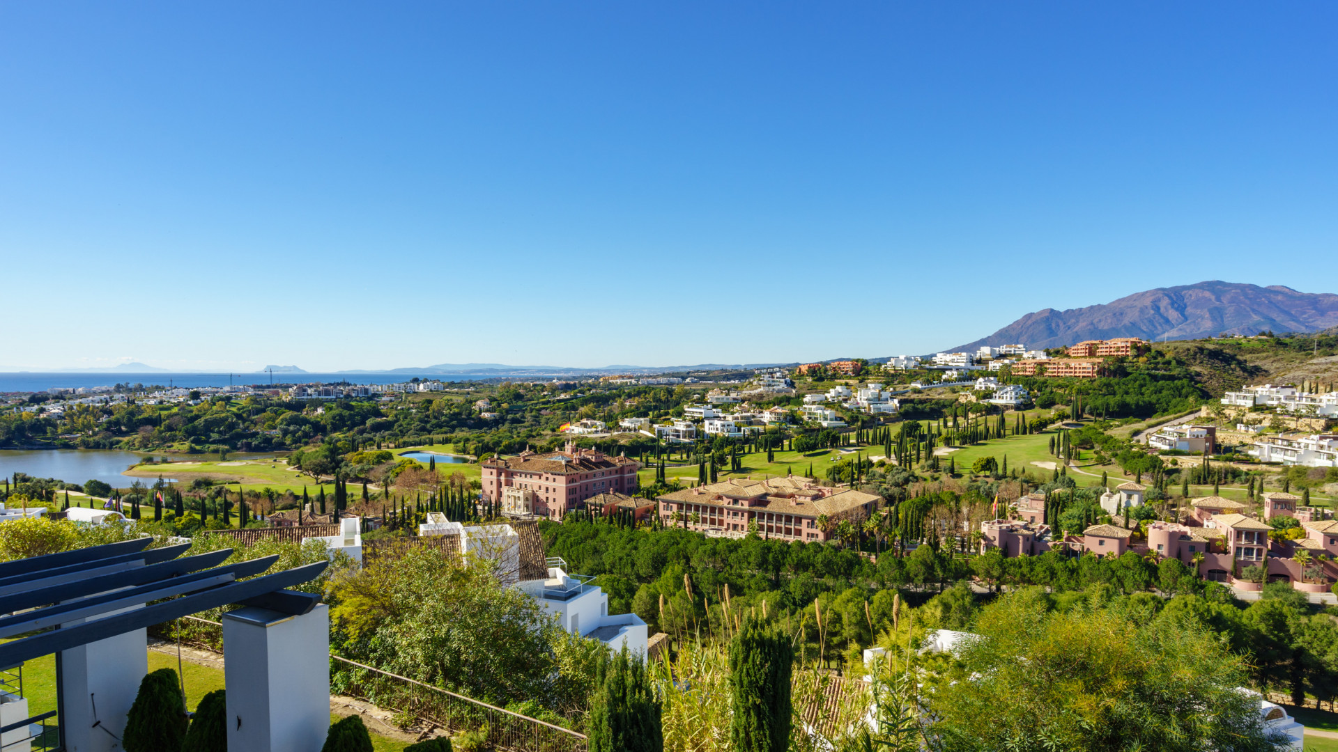 Lovely apartment with panoramic views over the coast, the Mediterranean and the mountains in Acosta Los Flamingos