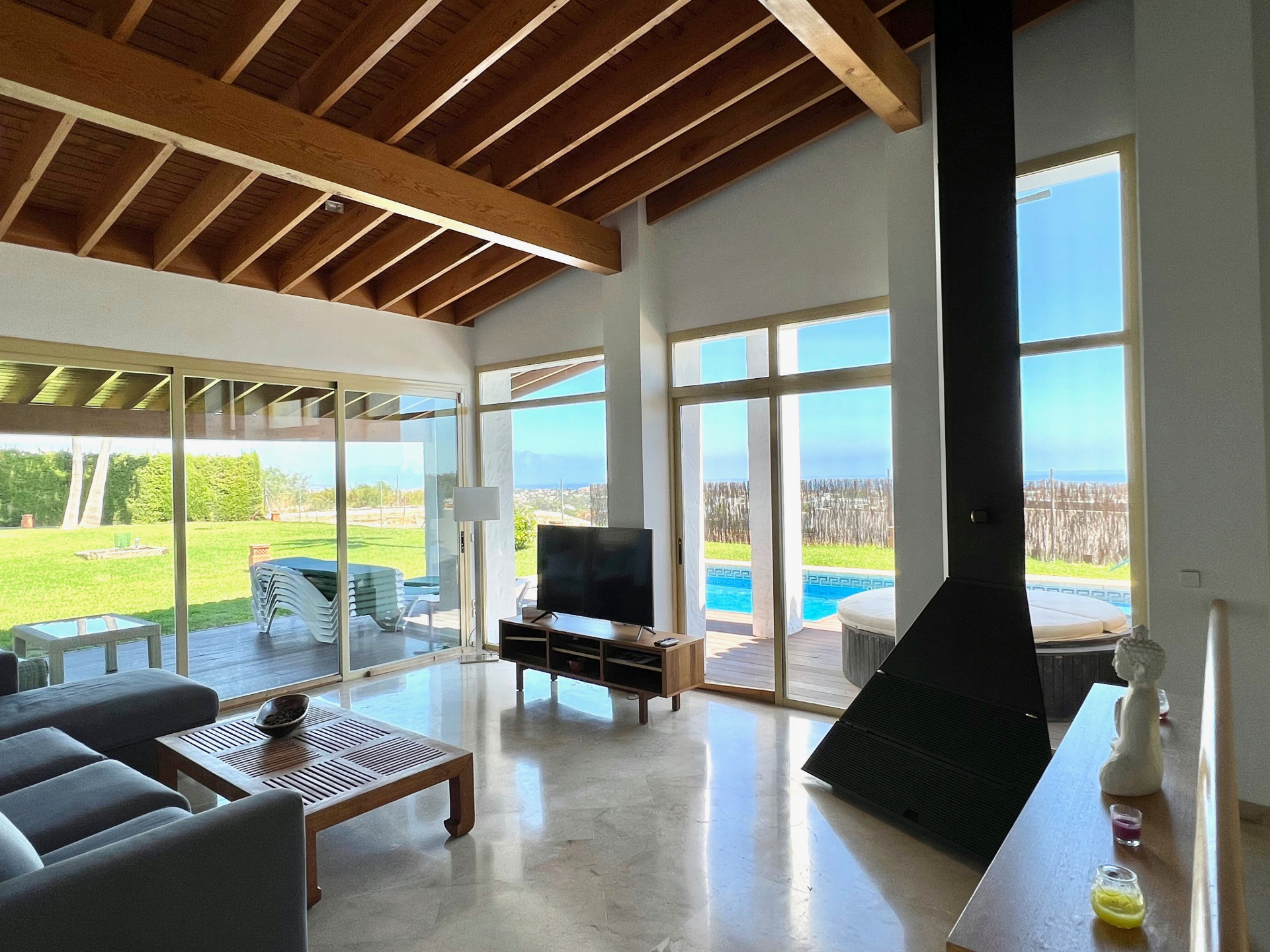 Spacious and modern family villa built on two levels and located in La Alqueria