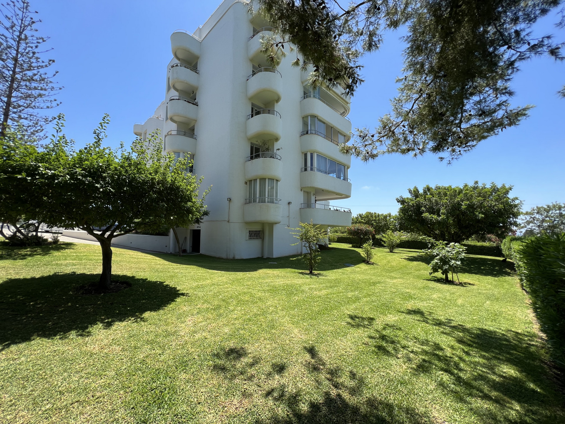 Large corner, frontline golf apartment in Guadalmina Alta