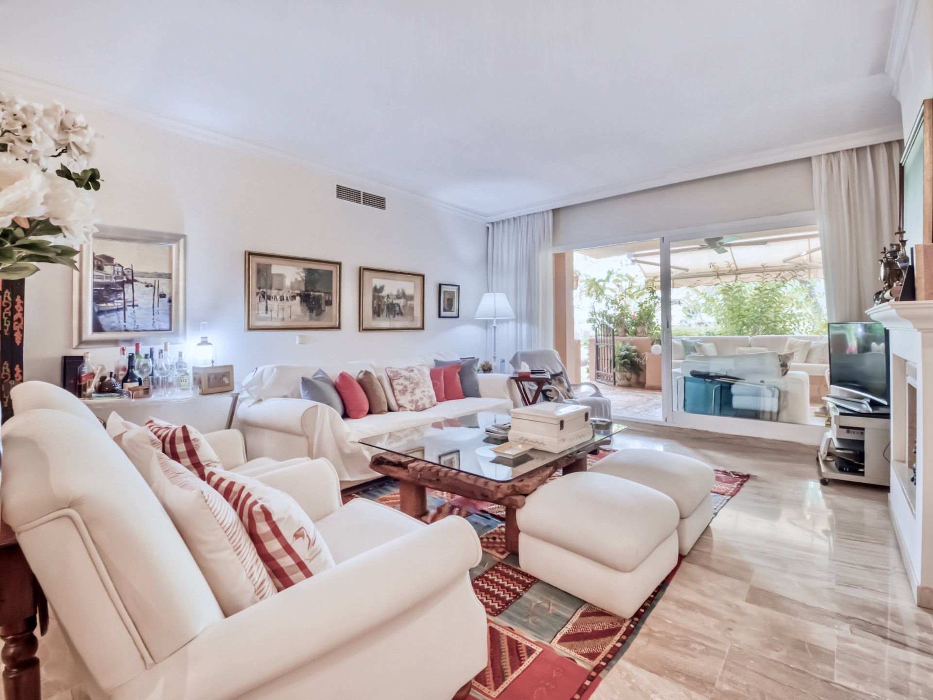 Ground floor apartment situated in a gated complex in Guadalmina Baja with direct access to the communal gardens and pool
