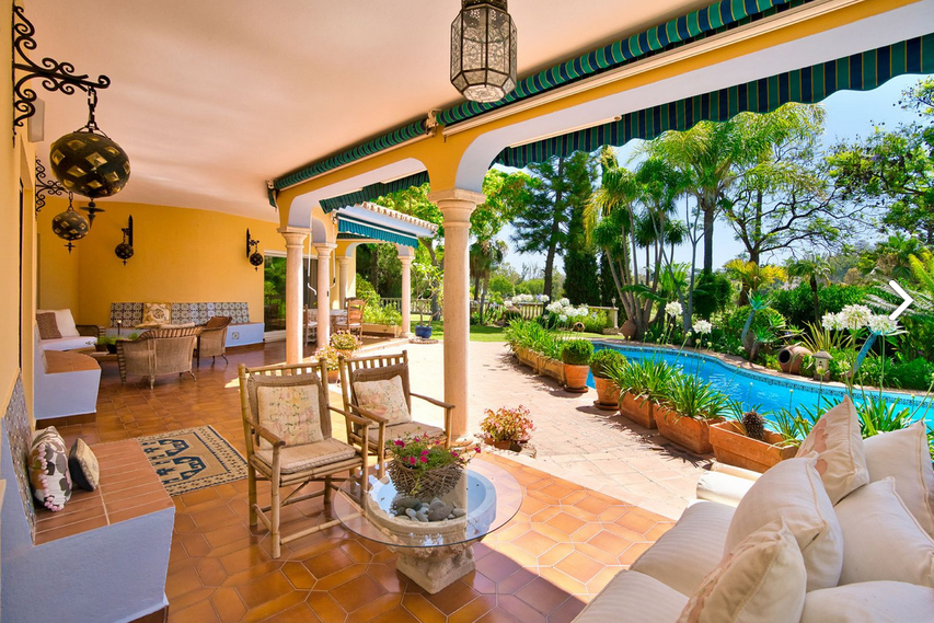Charming traditional style villa situated on the front line golf in the residential urbanisation El Paraiso