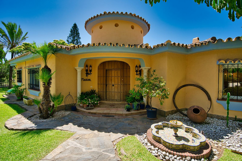 Charming traditional style villa situated on the front line golf in the residential urbanisation El Paraiso