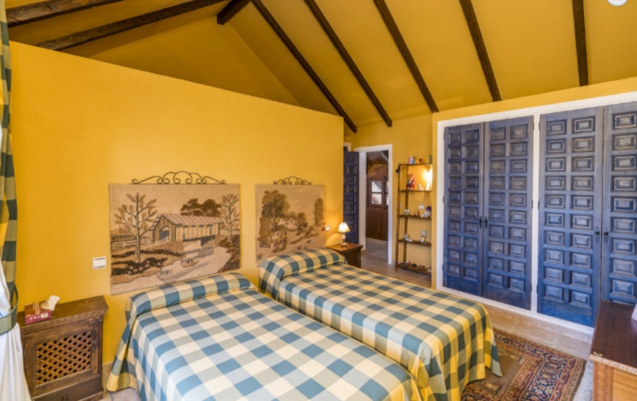 Elegant Mediterranean, rustic-style villa a few steps away from all sorts of amenities in El Pilar