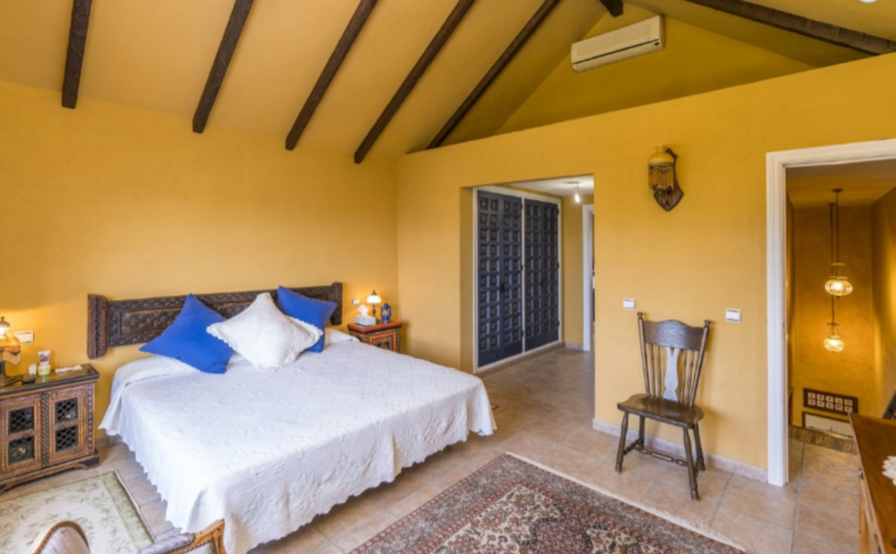 Elegant Mediterranean, rustic-style villa a few steps away from all sorts of amenities in El Pilar