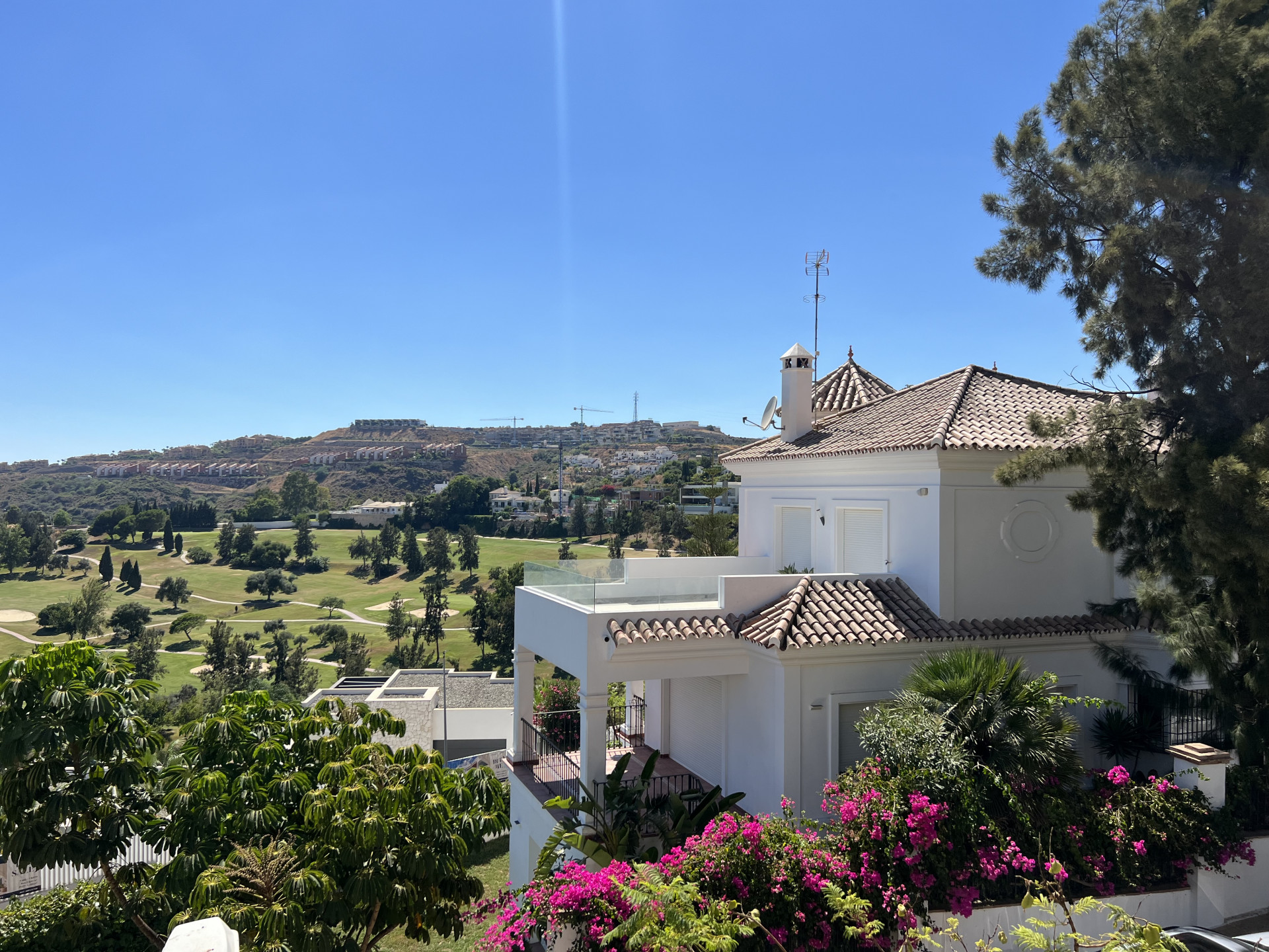 Nice villa with breathtaking golf, mountain and sea views in a modern urbanization close to a supermarket and bilingual school