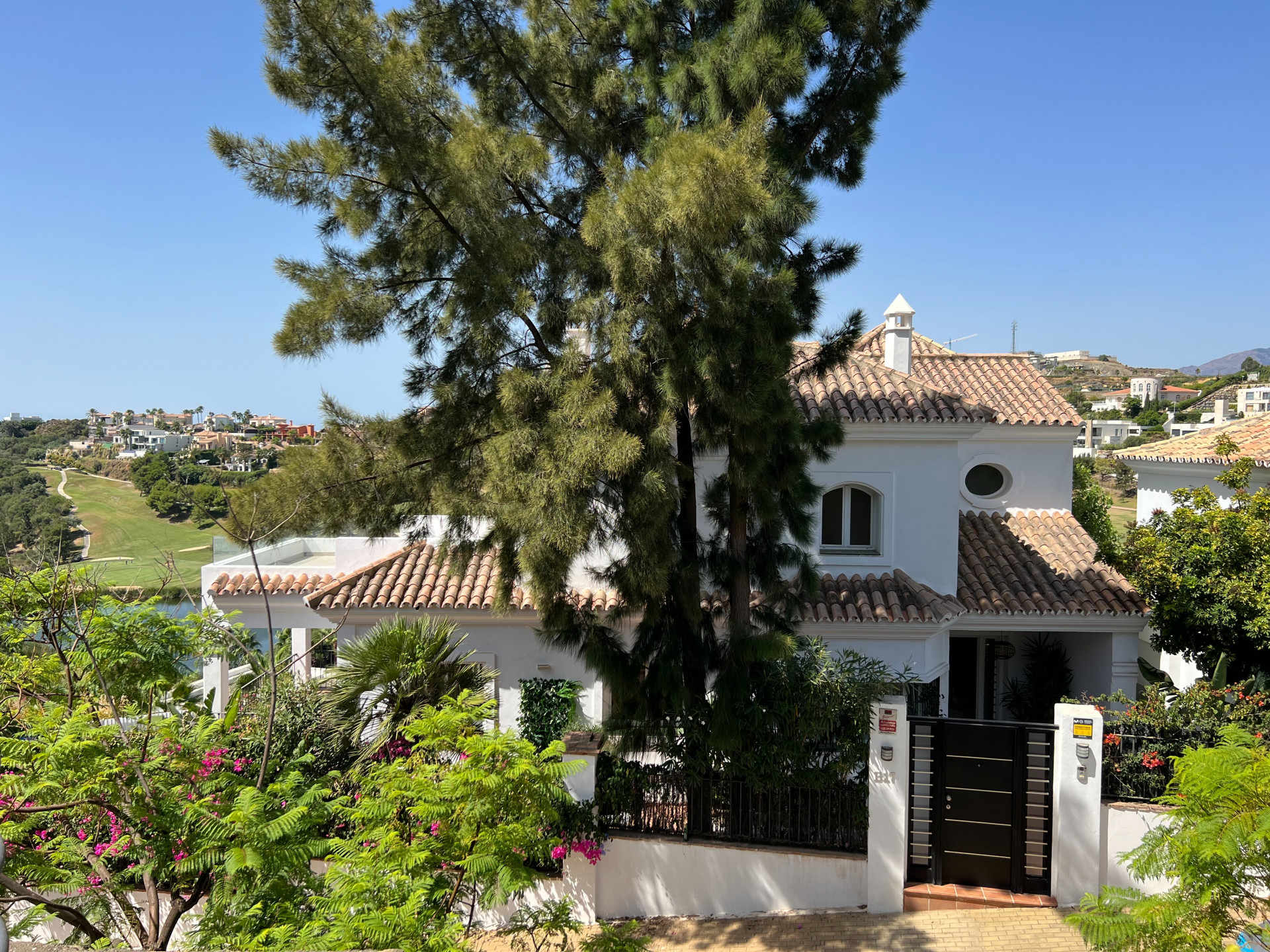Nice villa with breathtaking golf, mountain and sea views in a modern urbanization close to a supermarket and bilingual school