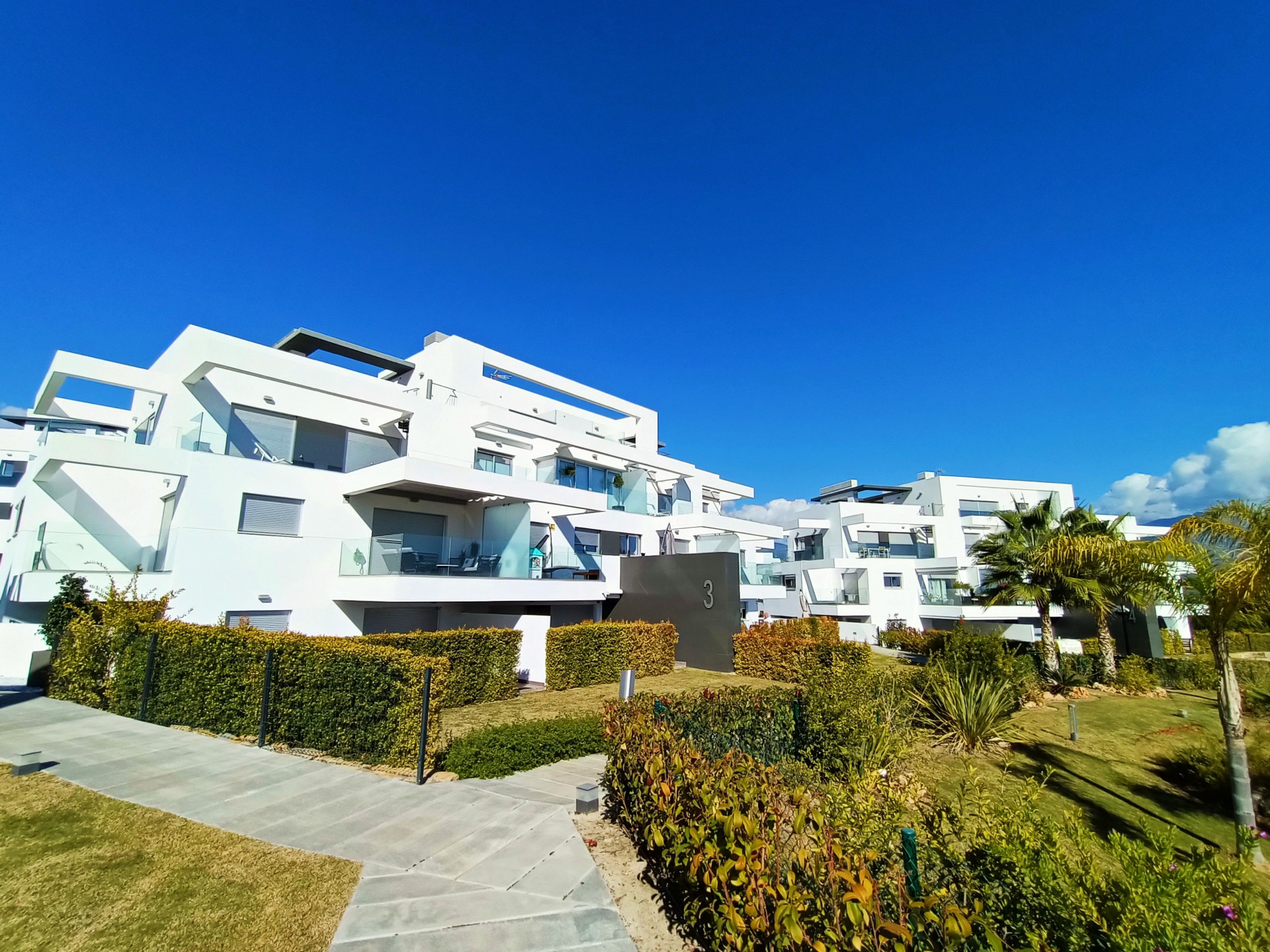 Modern duplex penthouse in a new complex close to a number of golf courses and a short drive to amenities & restaurants