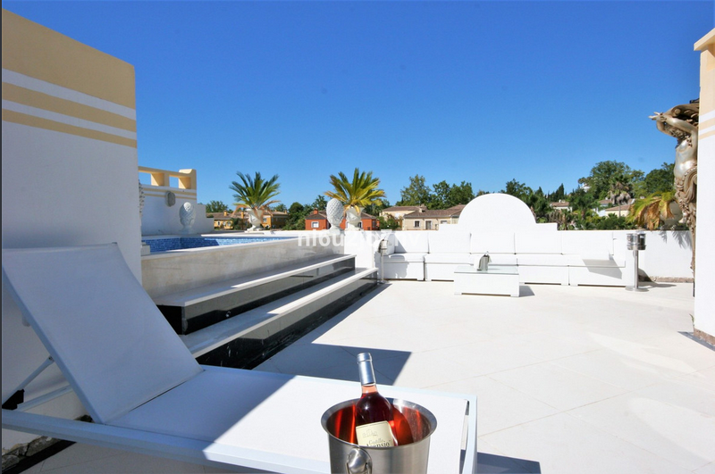 Stunning duplex penthouse in a small quiet complex frontline golf in the highly desirable area of Guadalmina Alta featuring a solarium with a private plunge pool