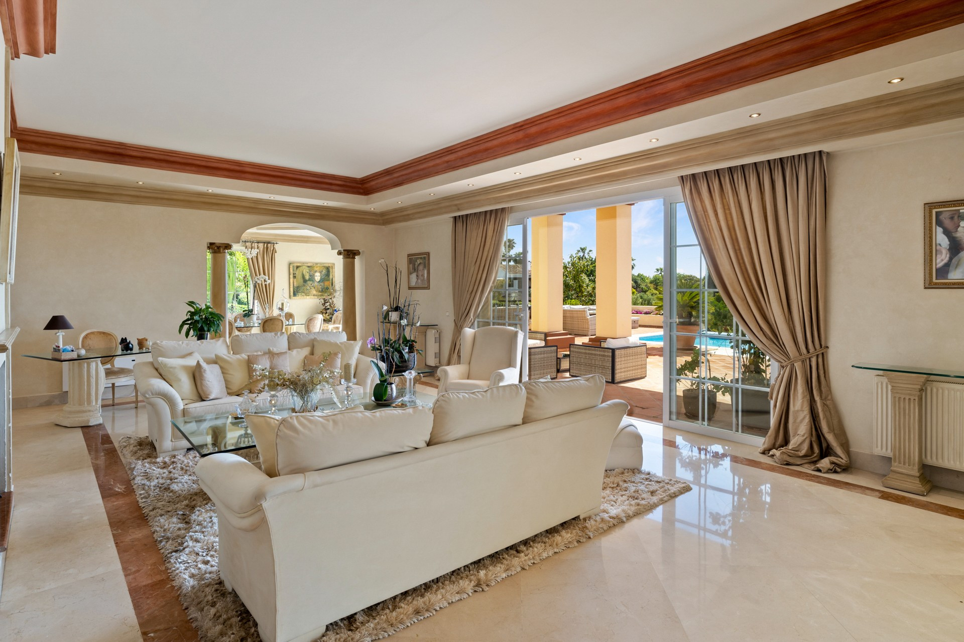 Classical style villa in El Paraiso Alto, fully private with sea and mountain views, close to all amenities and golf
